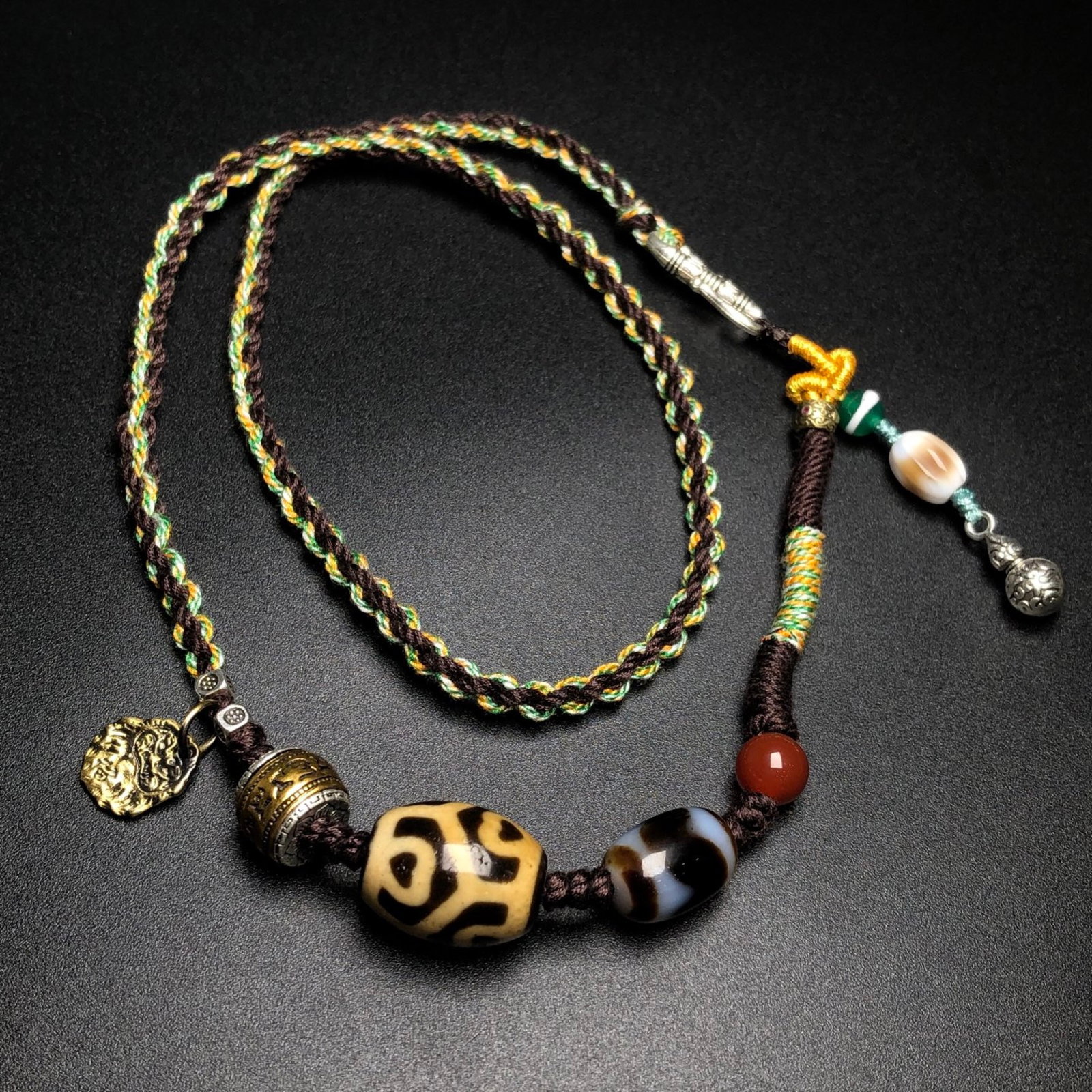 A Precious Dzi Bead Necklace: A Precious Dzi Bead Necklace,Size:0.7inx0.6in 天珠项链