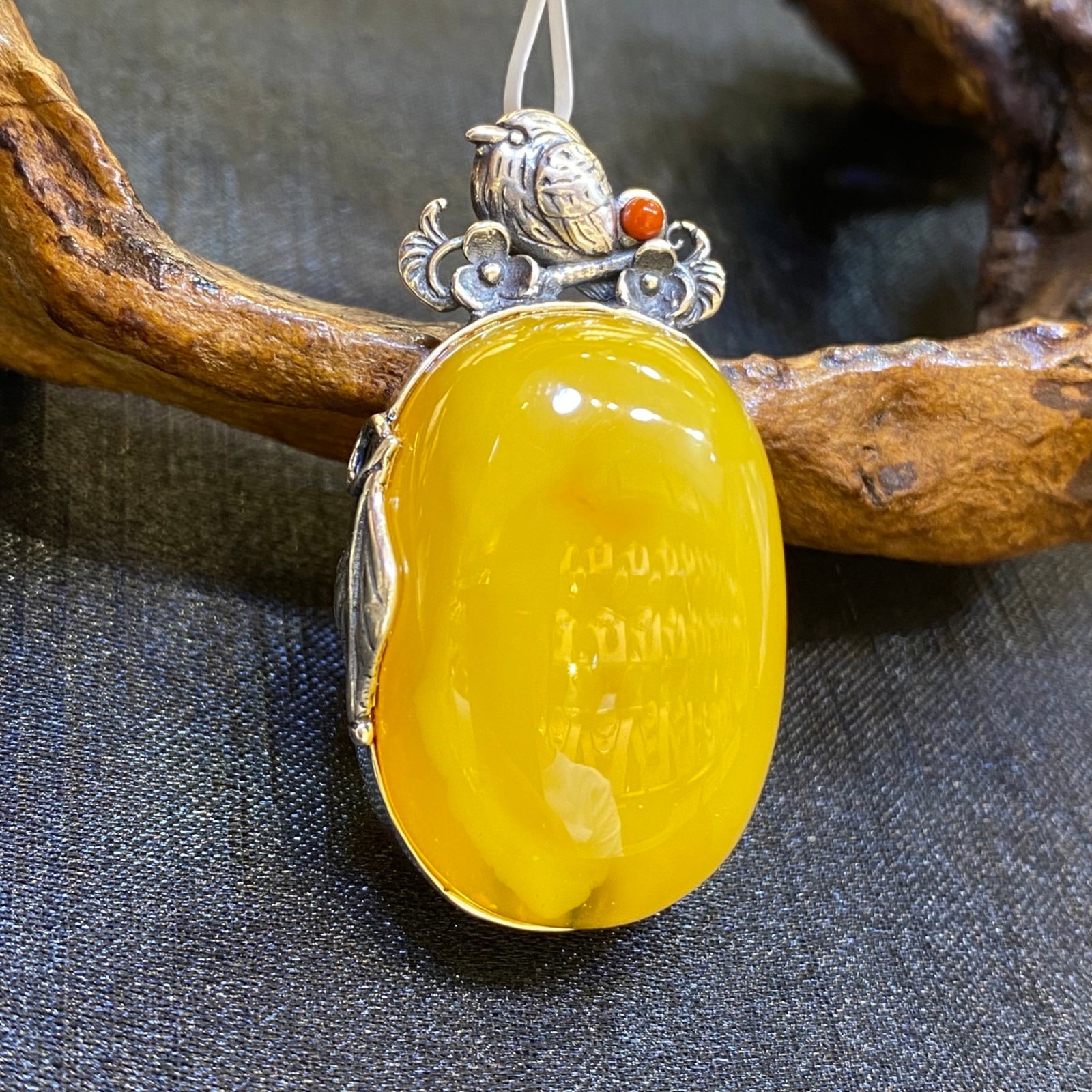 An Exquisite Beeswax Inlaid Silver Necklace: An Exquisite Beeswax Inlaid Silver Necklace,Size:0.9in,Weight:12g 蜜蜡镶银项链