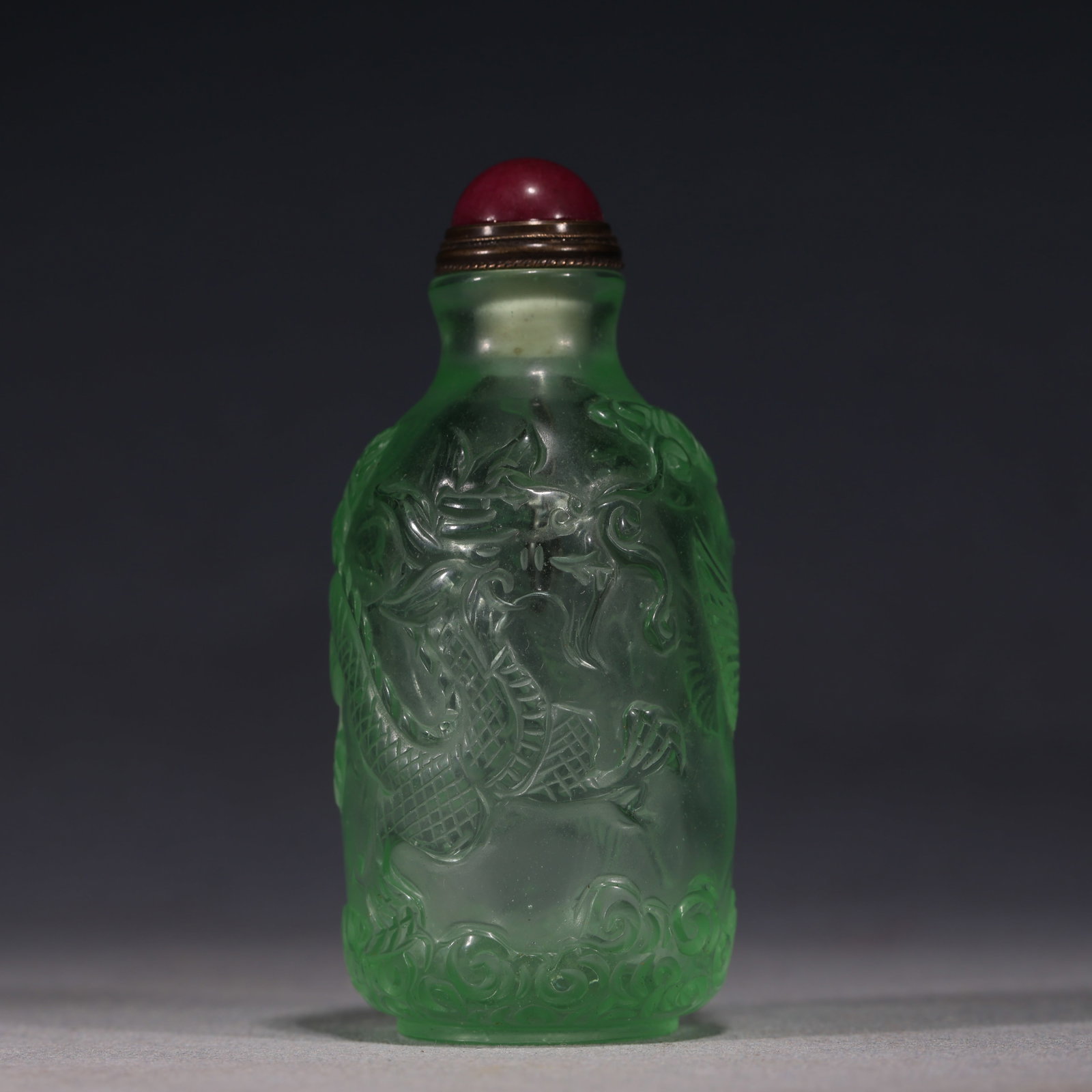 An Exquisite Light Green Glass Relief Sea Water Dragon Pattern Cylindrical Snuff Bottle: An Exquisite Light Green Glass Relief Sea Water Dragon Pattern Cylindrical Snuff Bottle,Qing Dynasty, China,Qianlong Four-character Mark,Size:1.6in×1.6in×3.1in 淡绿色ச