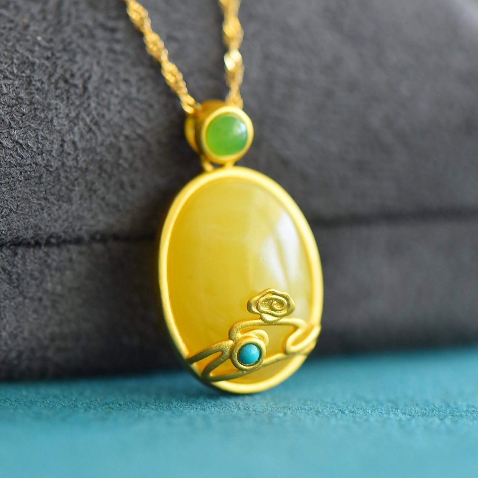 An Exquisite Sterling Silver-Gold Plated Inlaid Amber Necklace: An Exquisite Sterling Silver-Gold Plated Inlaid Amber Necklace,Size:0.6inx0.8in 纯银镀金镶琥珀项链