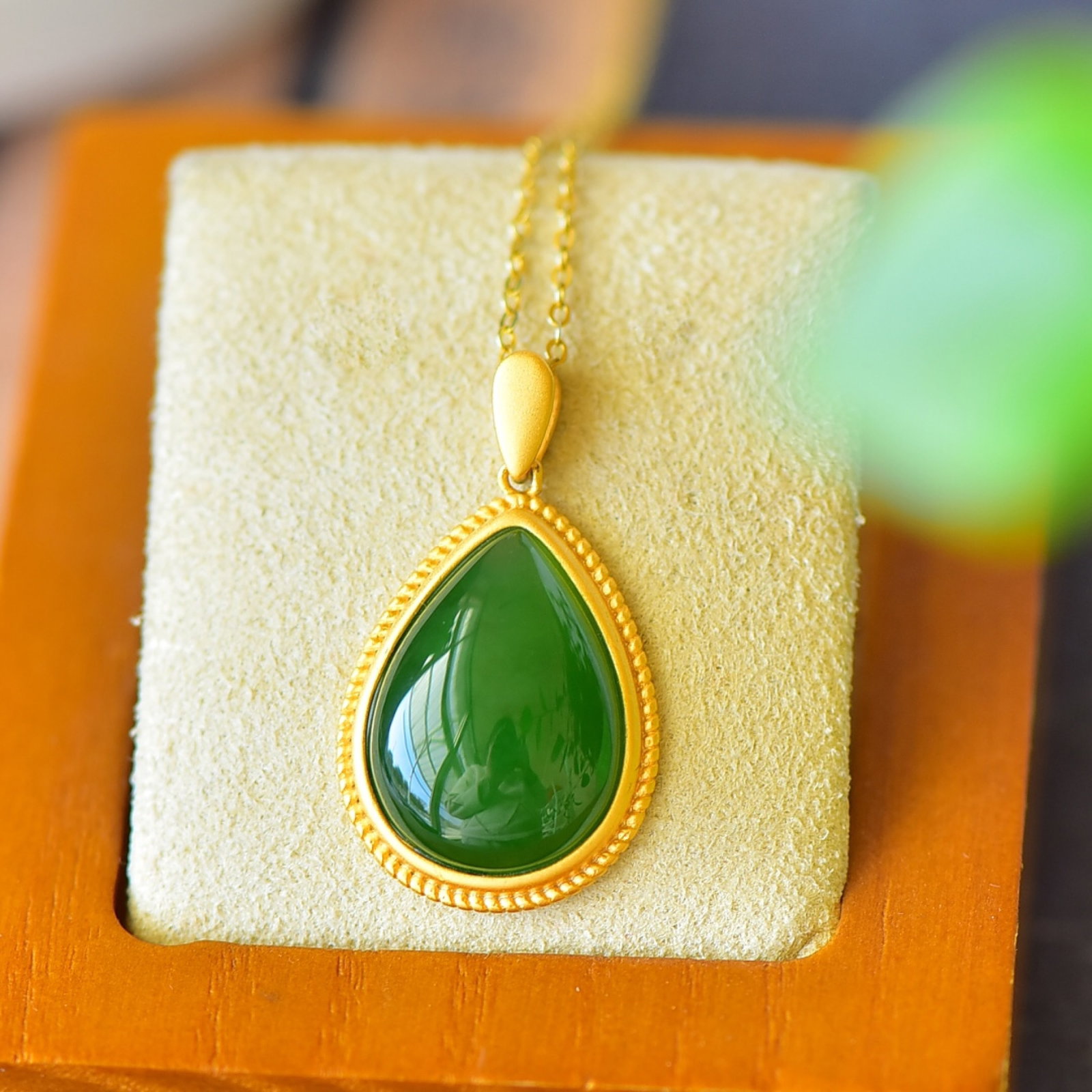 An Exquisite Sterling Silver-Gold Plated Inlaid Jasper Necklace: An Exquisite Sterling Silver-Gold Plated Inlaid Jasper Necklace,Size:0.6inx1.1in 纯银镀金镶碧玉项链