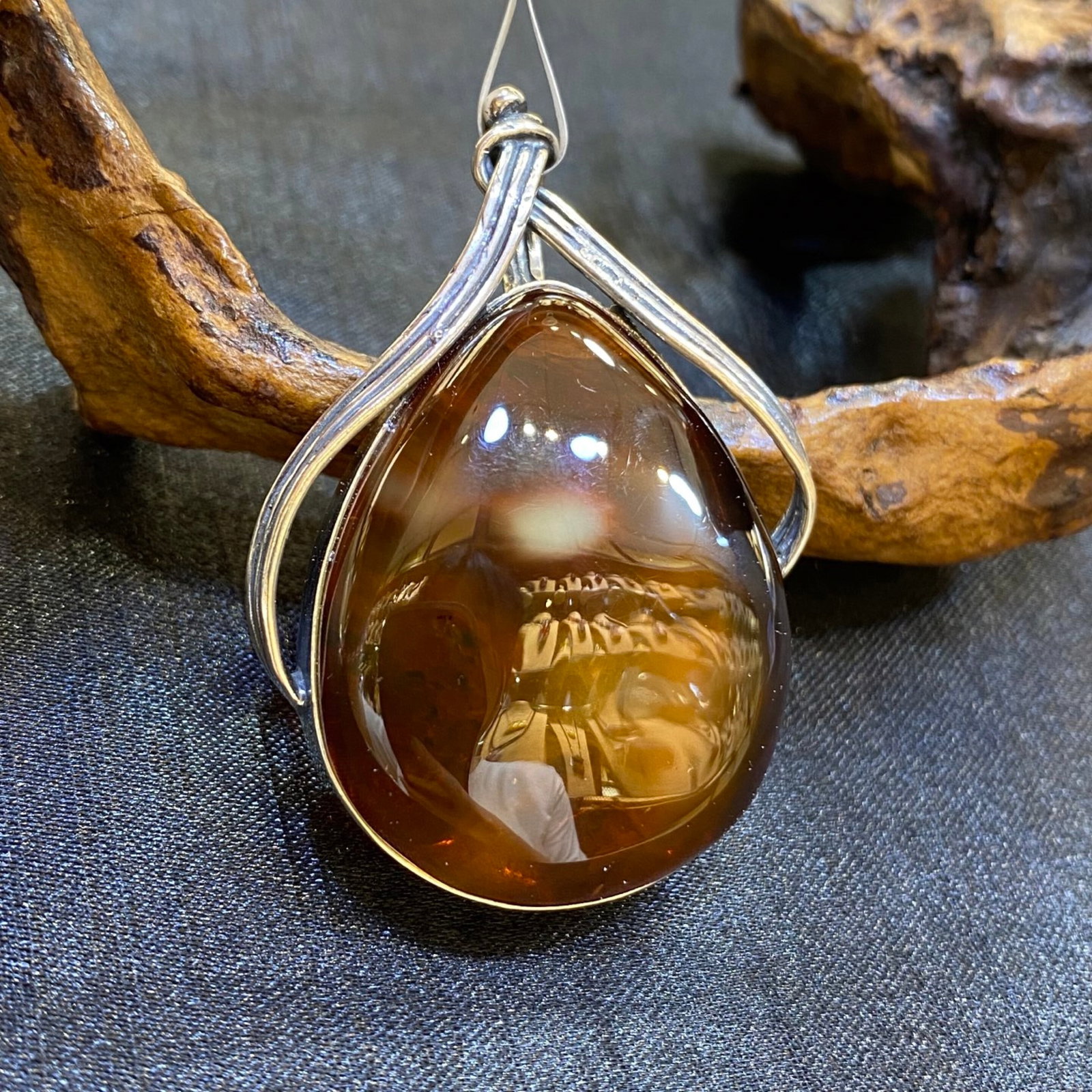 An Exquisite Beeswax Inlaid Silver Necklace: An Exquisite Beeswax Inlaid Silver Necklace,Size:1.5in,Weight:14.6g 蜜蜡镶银项链