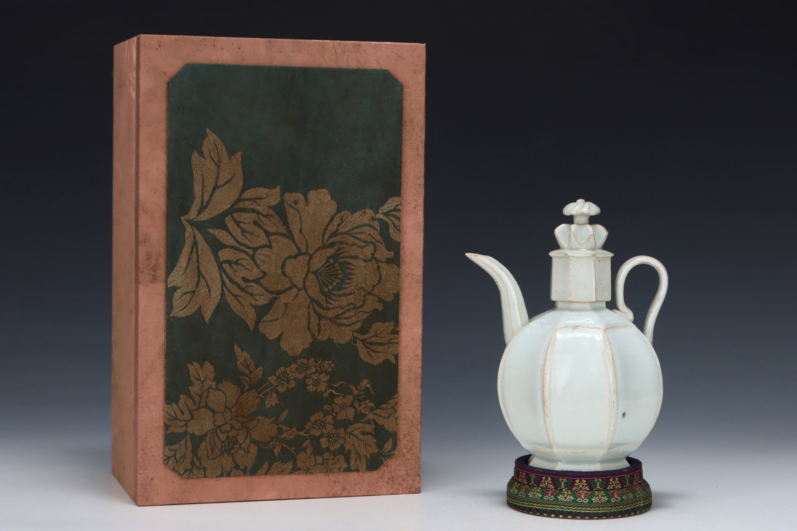An Exquisite Hutian yao Ewer: An Exquisite Hutian yao Ewer,Song Dynasty,China,Size:8.2inx6.3in 湖田窑执壶,中国宋代