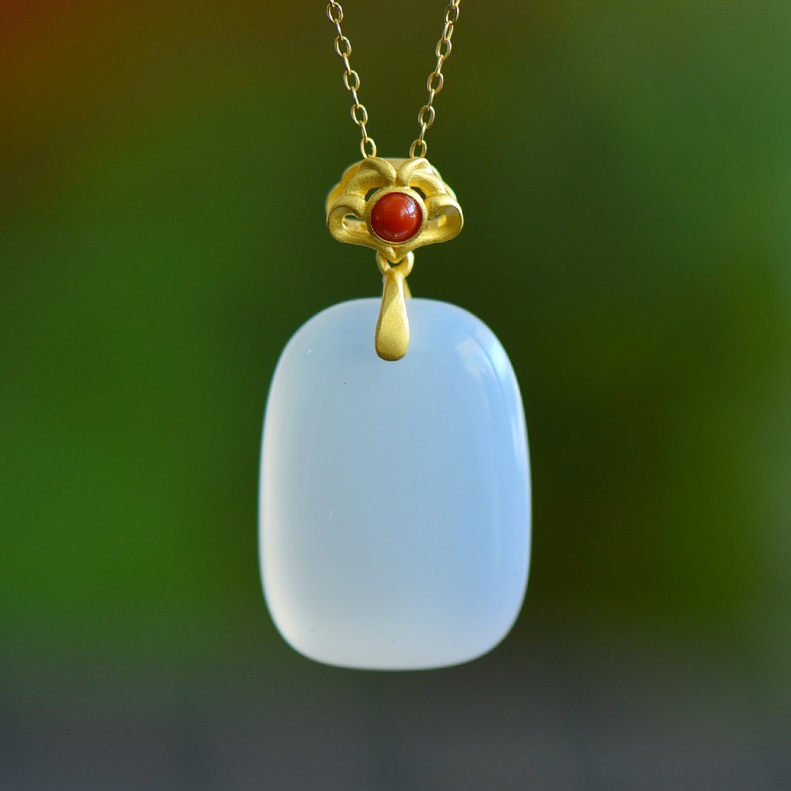 An Exquisite Sterling Silver-Gold Plated Inlaid Agate Pendant: An Exquisite Sterling Silver-Gold Plated Inlaid Agate Pendant,Size:1inx0.7in 纯银镀金镶玛瑙吊坠