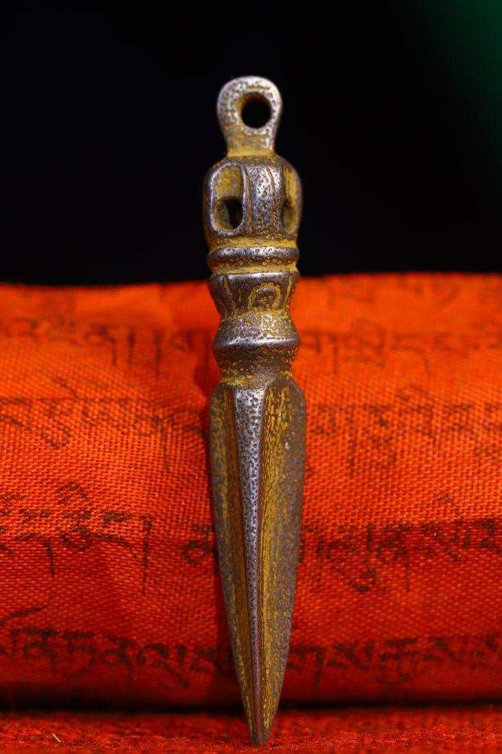 An Exquisite Bronze Vajra: An Exquisite Bronze Vajra,Qing Dynasty,China,Size:3inx0.4in,Weight:22g 天铁金刚杵,中国清代