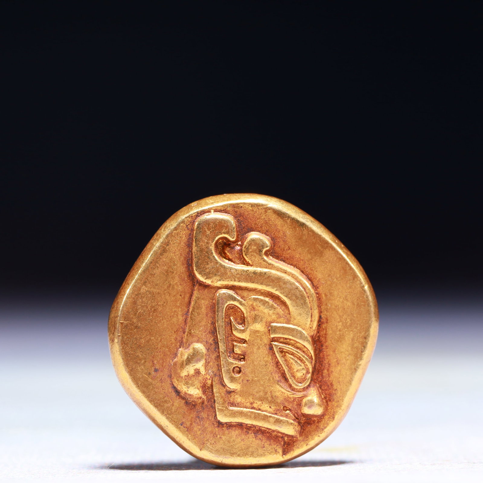 An Exquisite Gilt Bronze Cash Coin: An Exquisite Gilt Bronze Cash Coin,Shang Dynasty,China,Size:1.2in,Weight:28.5g 铜鎏金钱币,中国商代