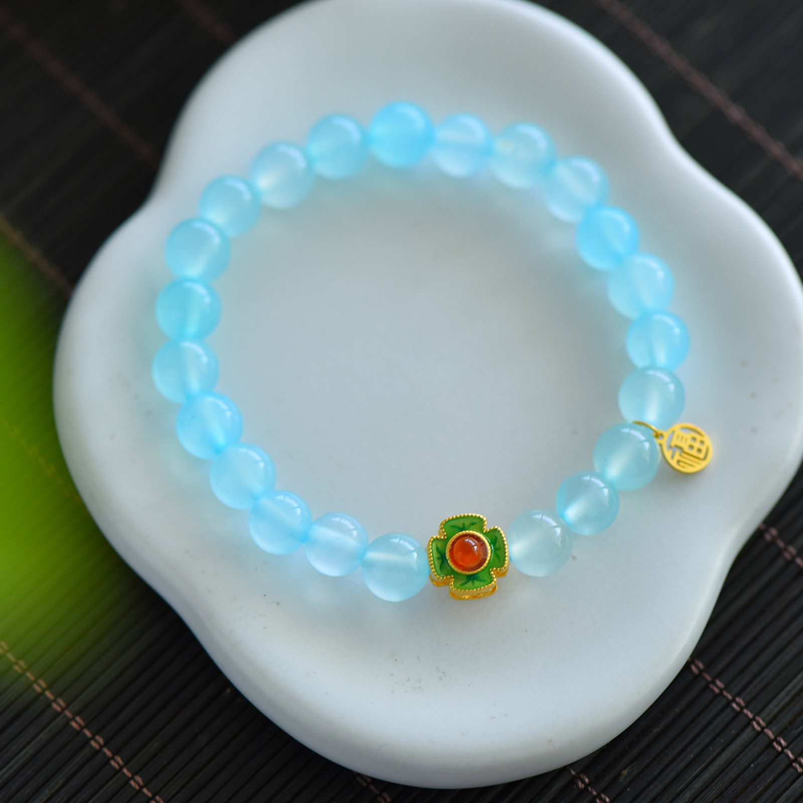 An Exquisite Sterling Silver-Gold Plated Inlaid Agate Bracelets: An Exquisite Sterling Silver-Gold Plated Inlaid Agate Bracelets,Size:0.3inx0.3in 纯银镀金镶玛瑙手串