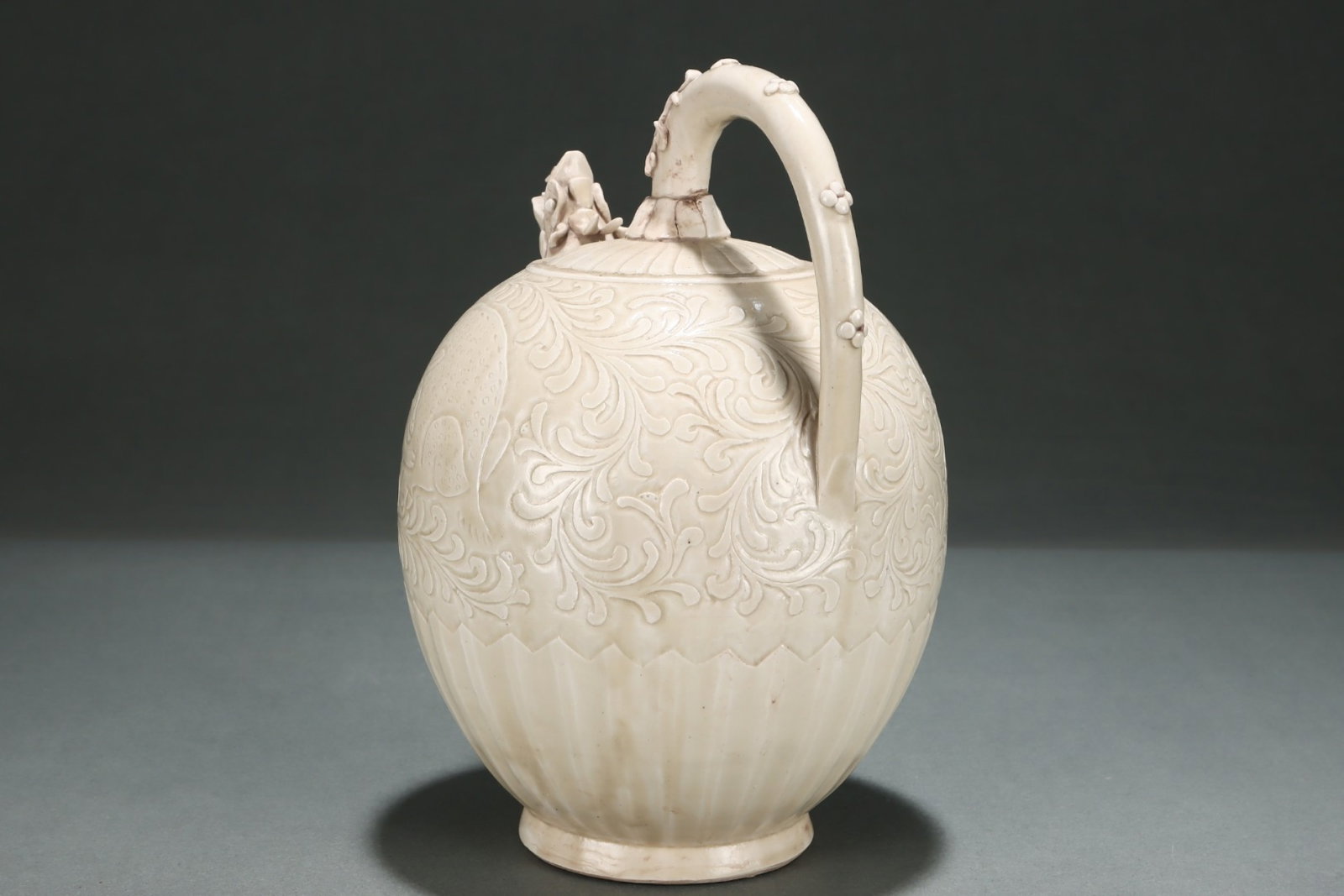 An Exquisite Ding yao White Glazed Flower Pattern Loop-Handled Pot - 3