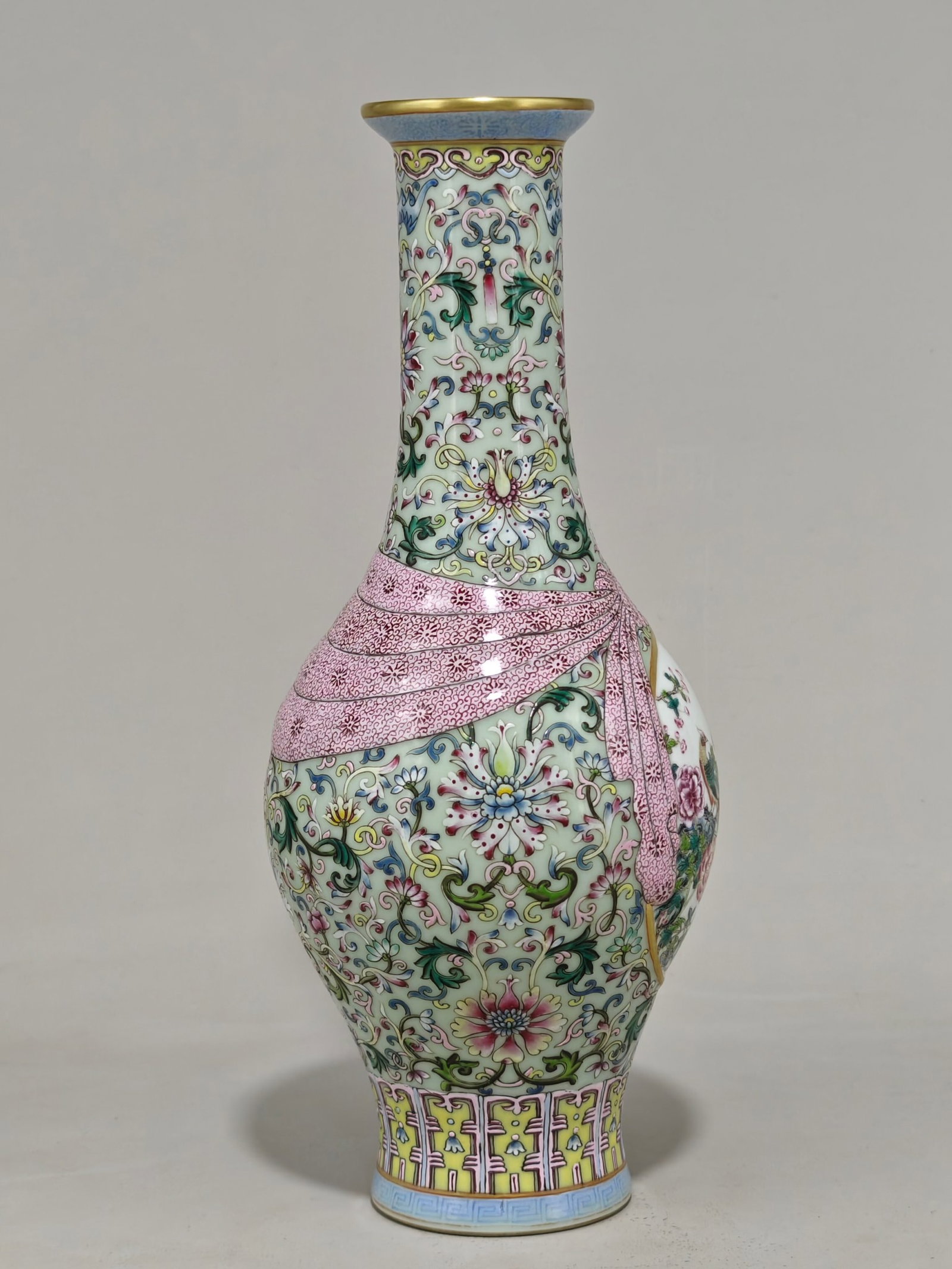 An Exquisite Celadon Glazed Flower Pattern Vase - 2
