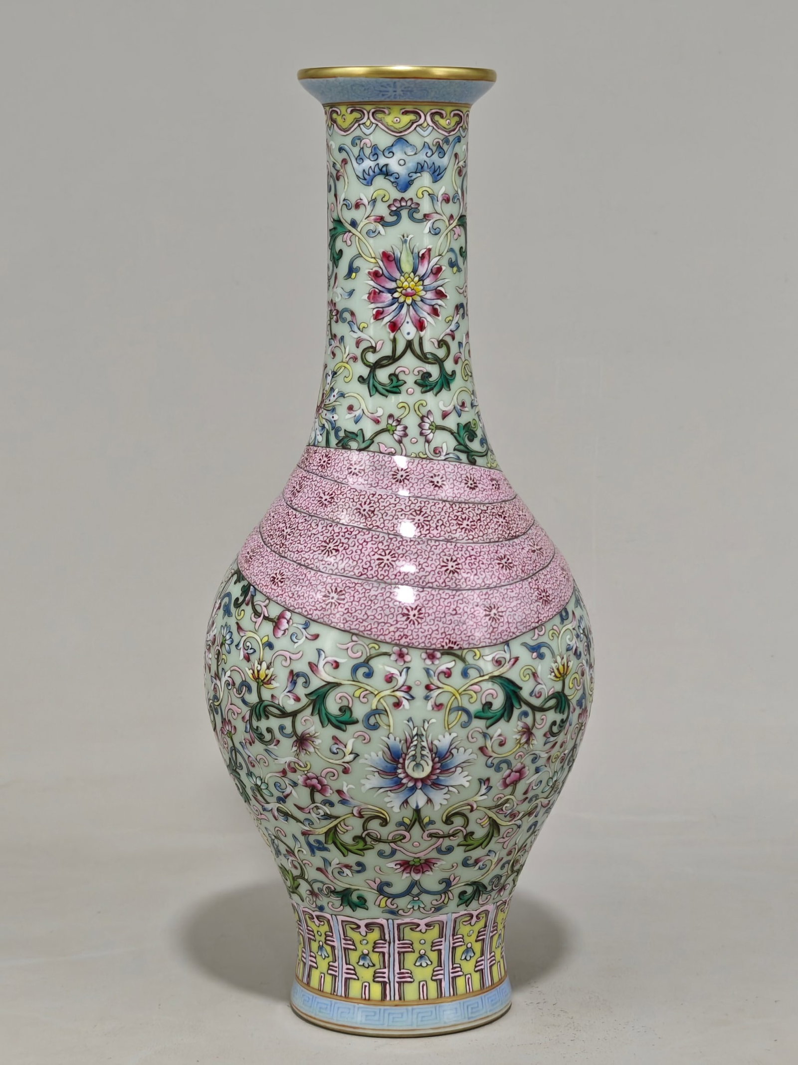 An Exquisite Celadon Glazed Flower Pattern Vase - 3