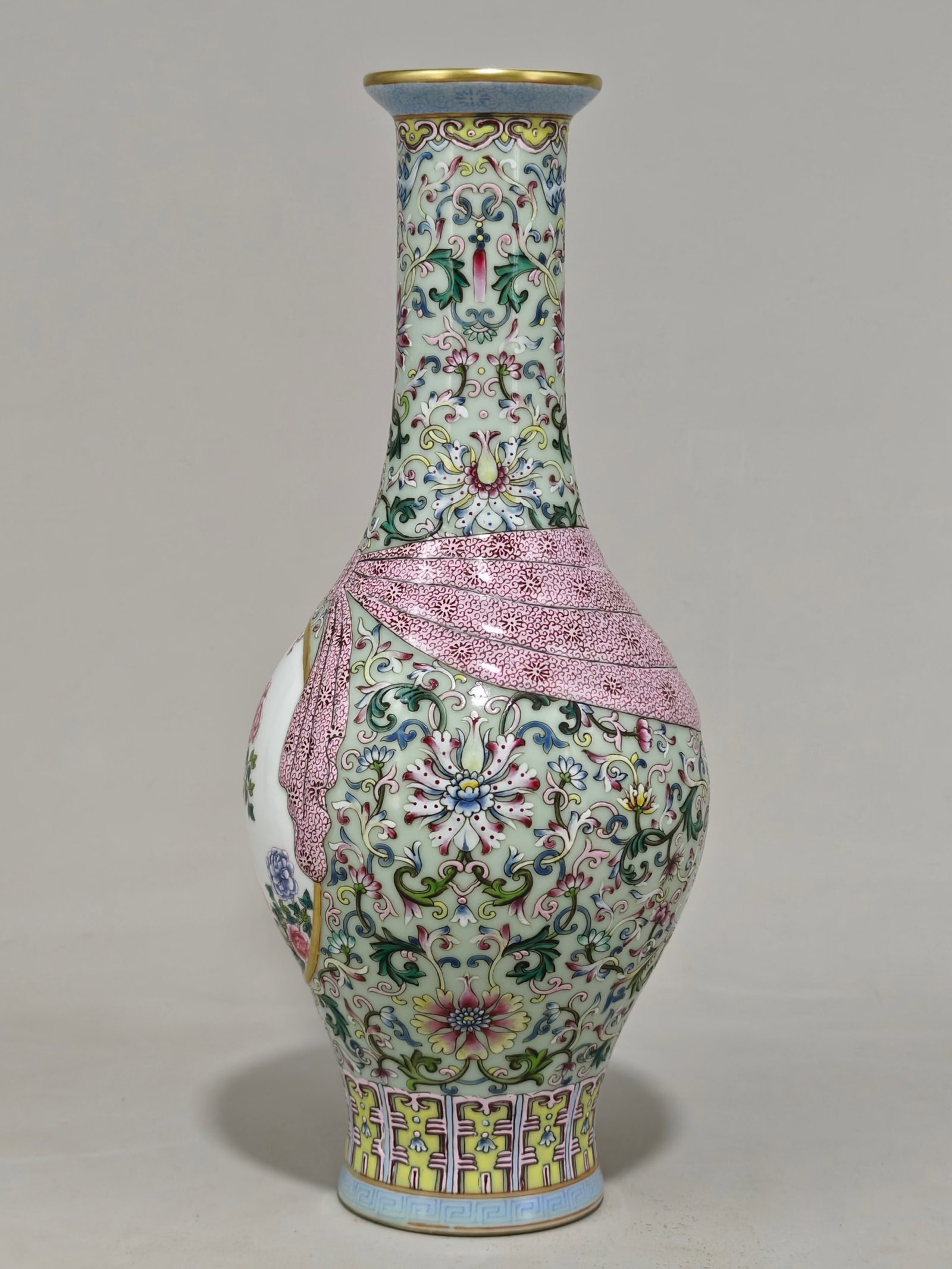 An Exquisite Celadon Glazed Flower Pattern Vase - 4