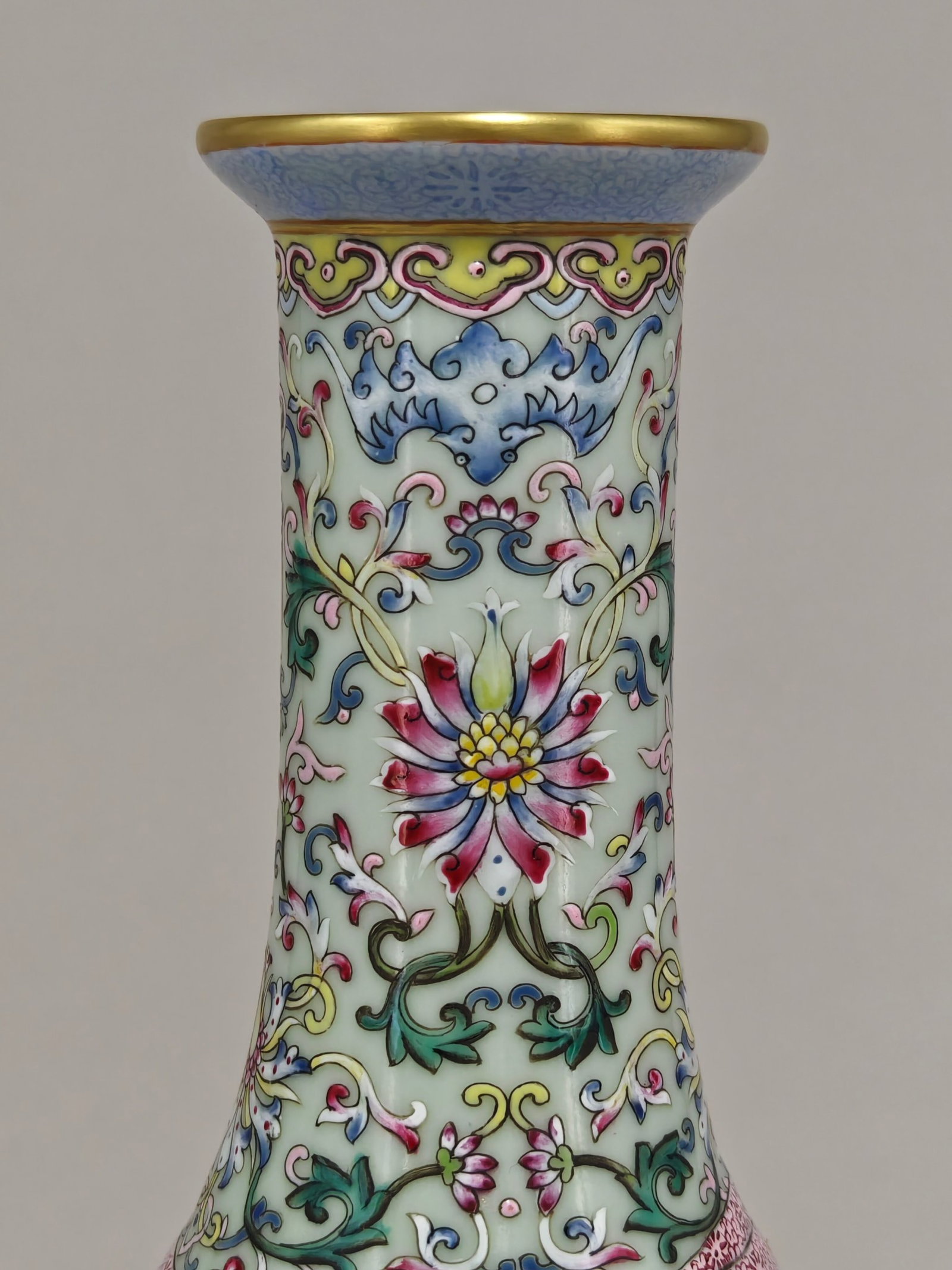 An Exquisite Celadon Glazed Flower Pattern Vase - 5