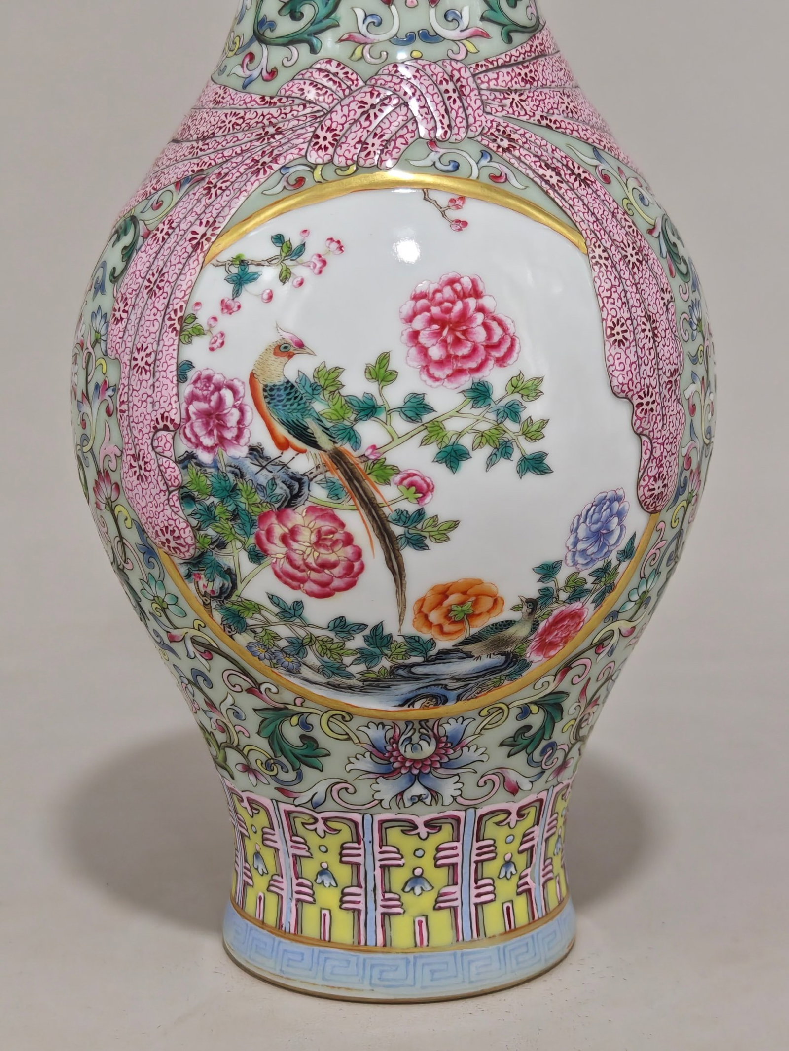 An Exquisite Celadon Glazed Flower Pattern Vase - 6
