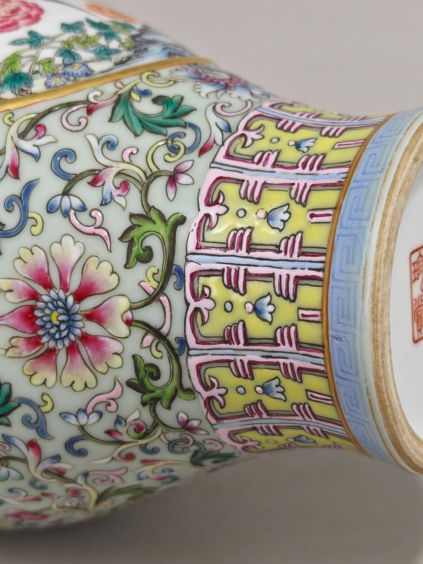 An Exquisite Celadon Glazed Flower Pattern Vase - 7