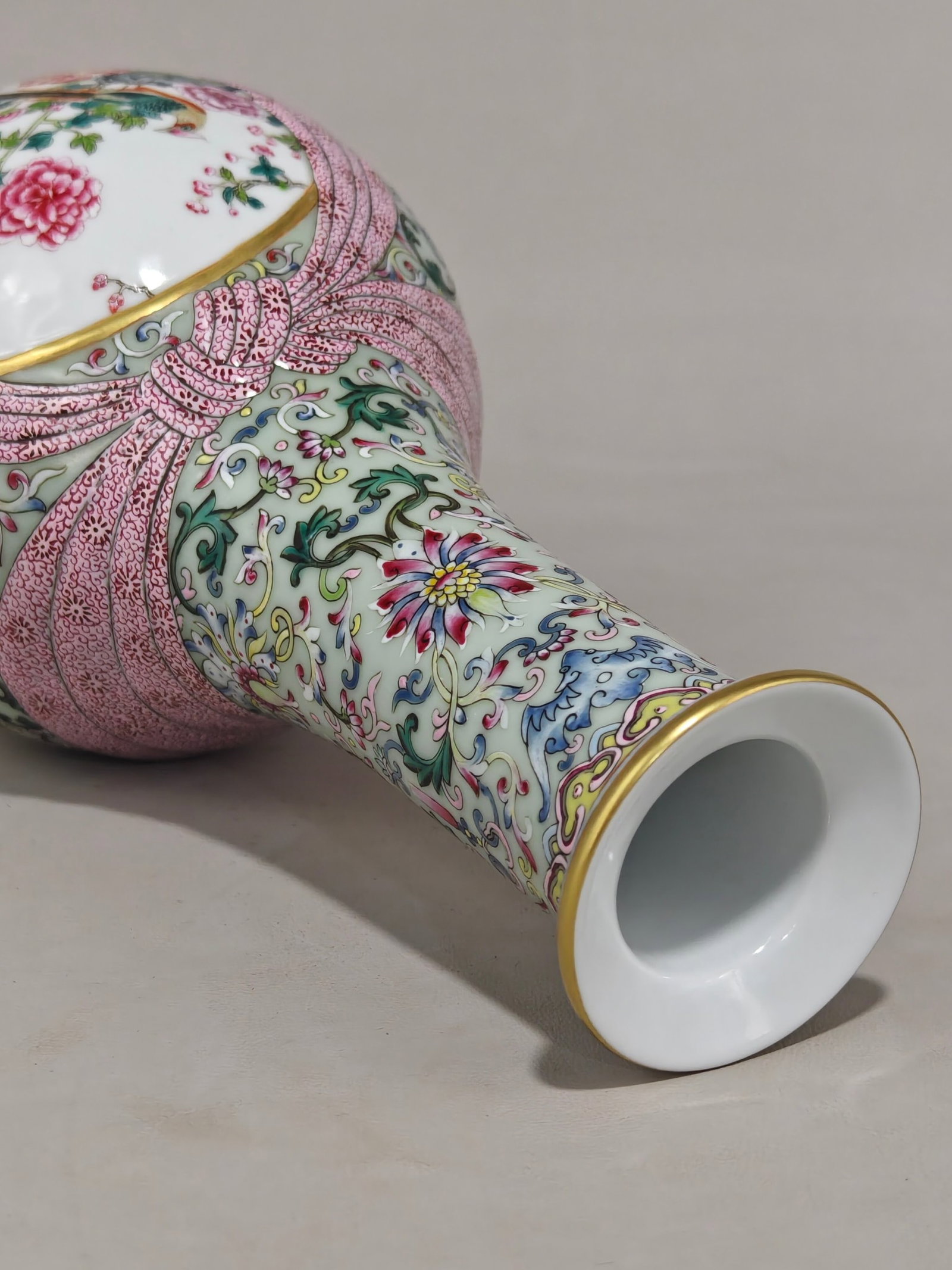 An Exquisite Celadon Glazed Flower Pattern Vase - 8