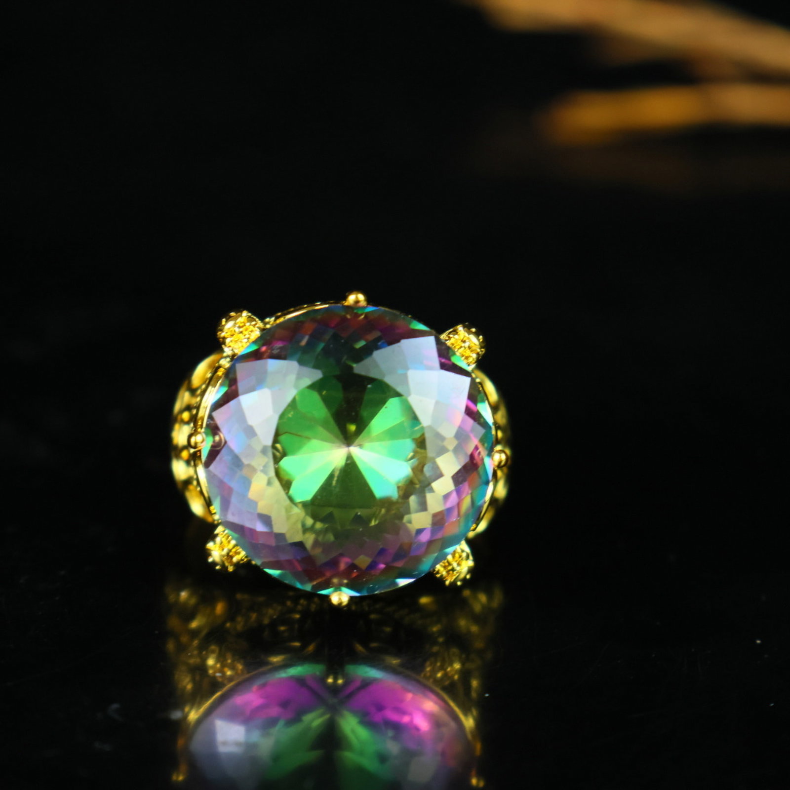 An Exquisite Ring: An Exquisite Ring,Size:0.8inx0.5in 一个精美的戒指