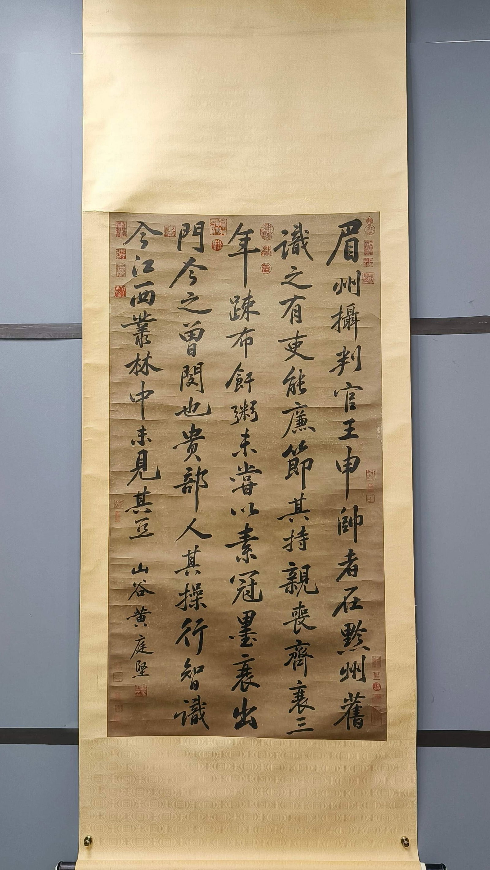 A Chinese Vertical Scroll Ink Calligraphy on Paper: A Chinese Vertical Scroll Ink Calligraphy on Paper,Huang Tingjian,Size:50.8inx26.8in 一幅中国水墨书法立轴,黄庭坚