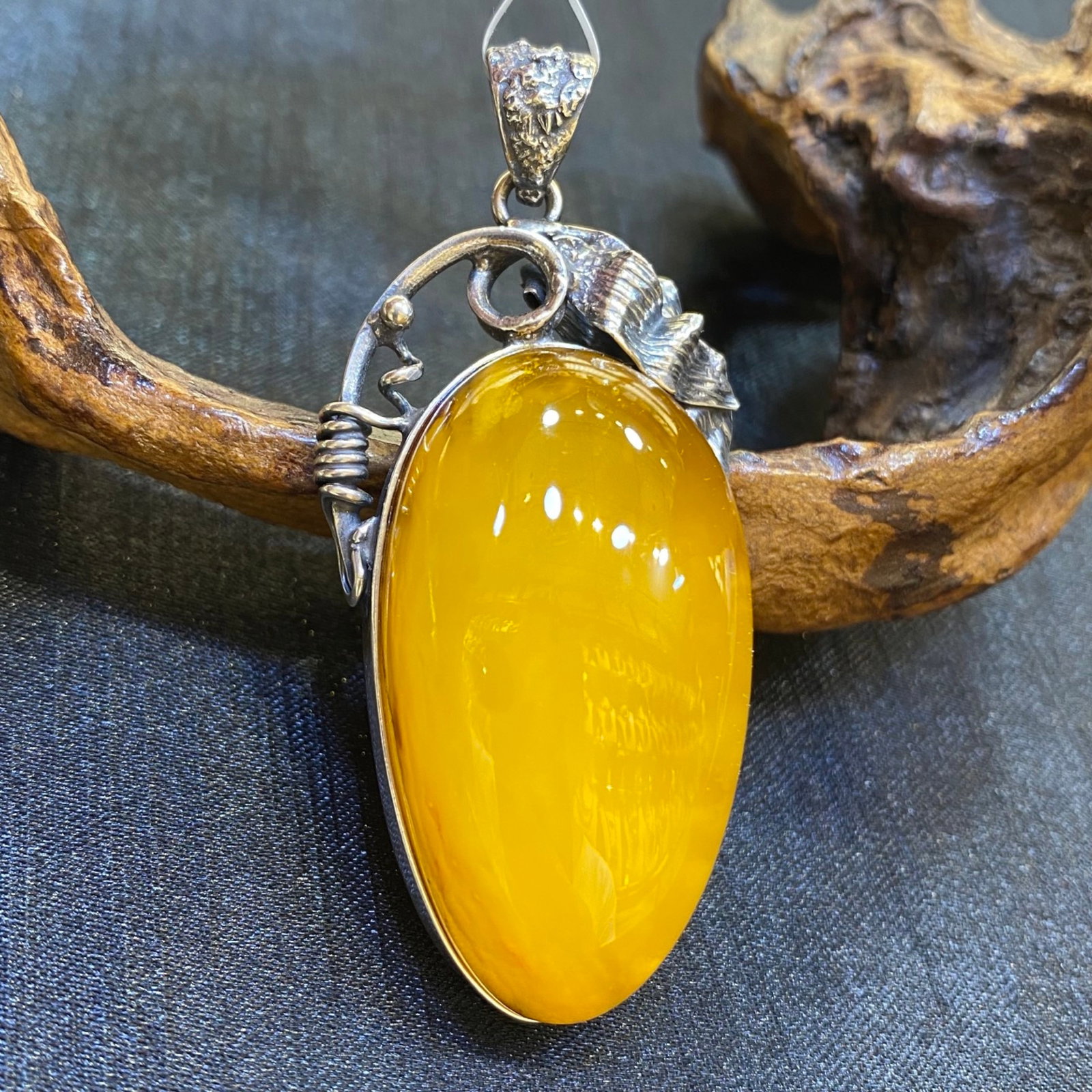 An Exquisite Beeswax Inlaid Silver Necklace: An Exquisite Beeswax Inlaid Silver Necklace,Size:1.2in,Weight:19g 蜜蜡镶银项链