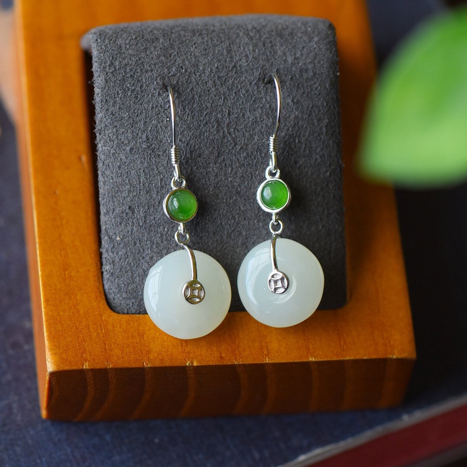 A Pair of Exquisite Sterling Silver Inlaid White Jade Earrings,Inlaid Jasper: A Pair of Exquisite Sterling Silver Inlaid White Jade Earrings,Inlaid Jasper,Size:0.5inx1.5in 一对纯银镶白玉耳环,嵌碧玉
