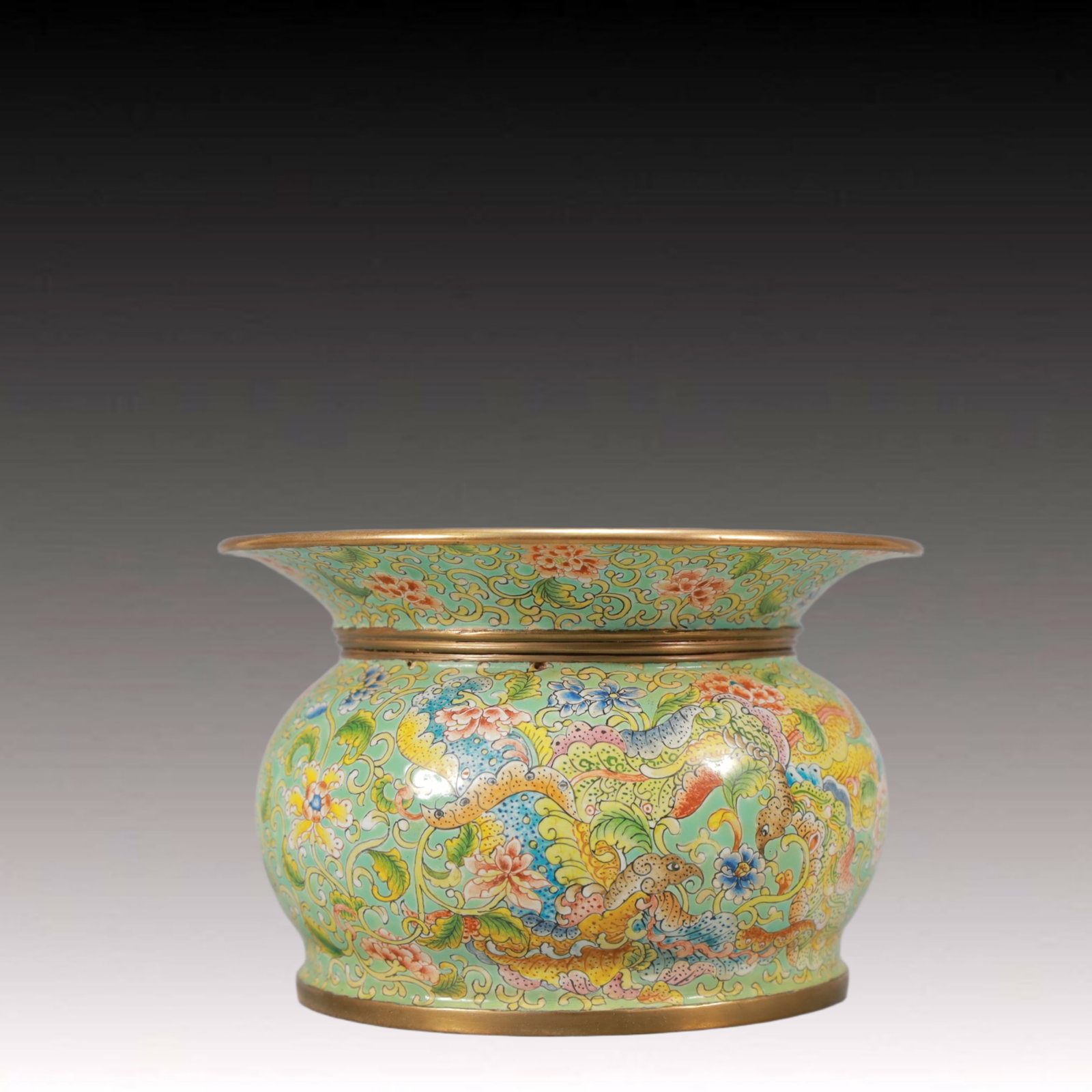 An Exquisite Painted Enamel Flower Pattern Jar: An Exquisite Painted Enamel Flower Pattern Jar,Qing Dynasty, China,Qianlong Six-character Mark,Size:4.7inx3in,Weight:350g 画珐琅花卉纹罐,中国ę