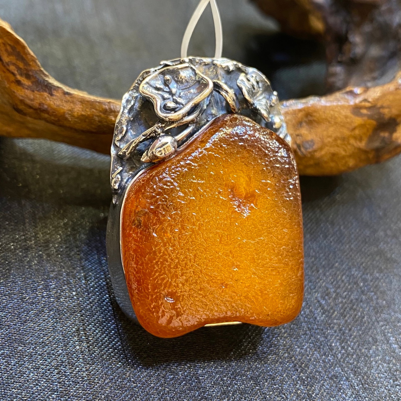 An Exquisite Beeswax Inlaid Silver Necklace: An Exquisite Beeswax Inlaid Silver Necklace,Size:1.2in,Weight:18g 蜜蜡镶银项链