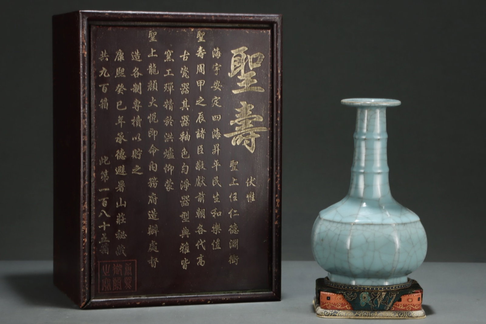 An Exquisite Guan yao Vase,with an Imperial Poem by Emperor Qianlong: An Exquisite Guan yao Vase,with an Imperial Poem by Emperor Qianlong,Song Dynasty,China,Size:8.5inx5.7in 官窑瓶,带乾隆御题诗,中国ê