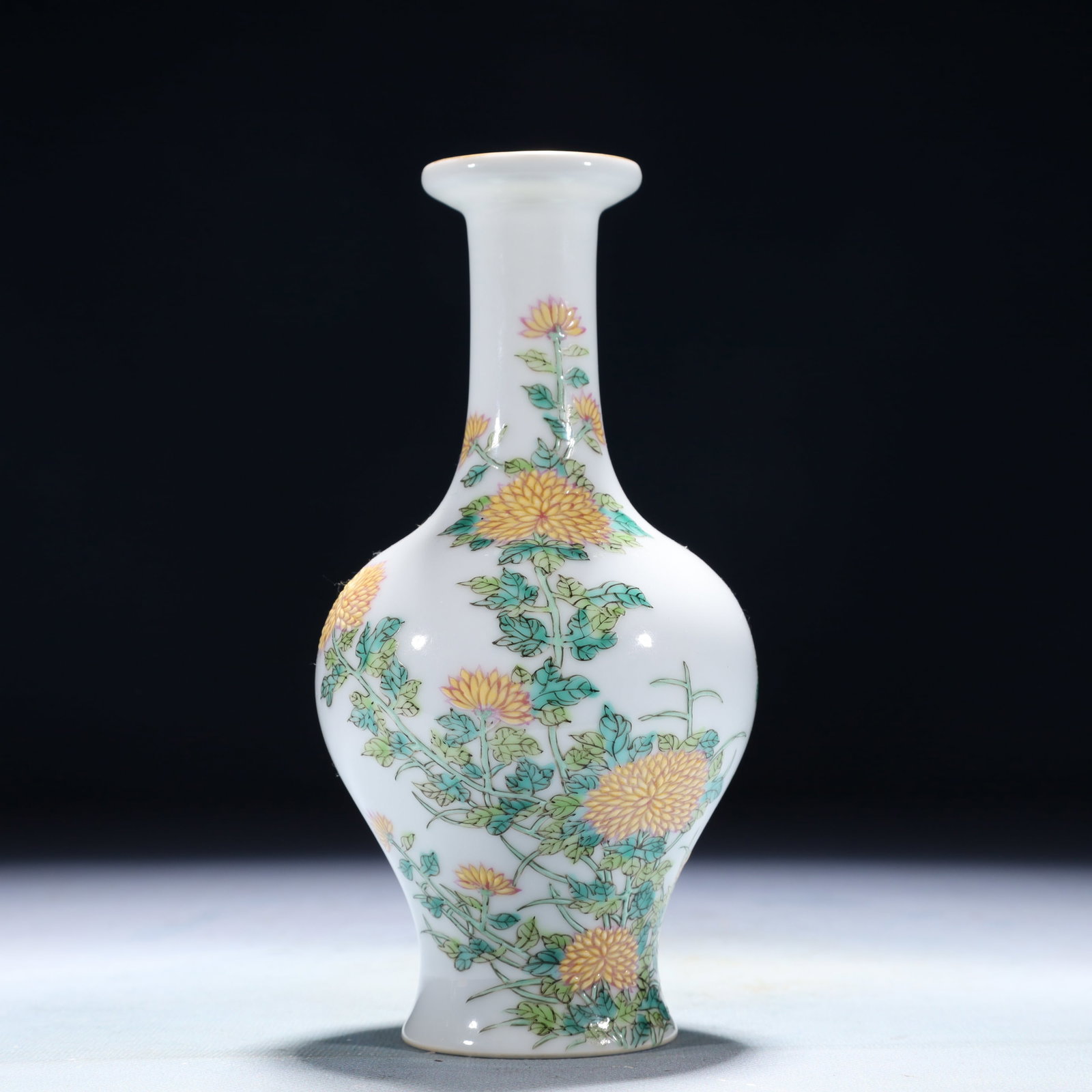 An Exquisite Famille-Rose Flower Pattern Vase,with poem: An Exquisite Famille-Rose Flower Pattern Vase,with poem,Qing Dynasty,China,Yongzheng Four-character Mark,Size:5.1inx9.1in,Weight:950g 粉彩花卉纹瓶,带诗&