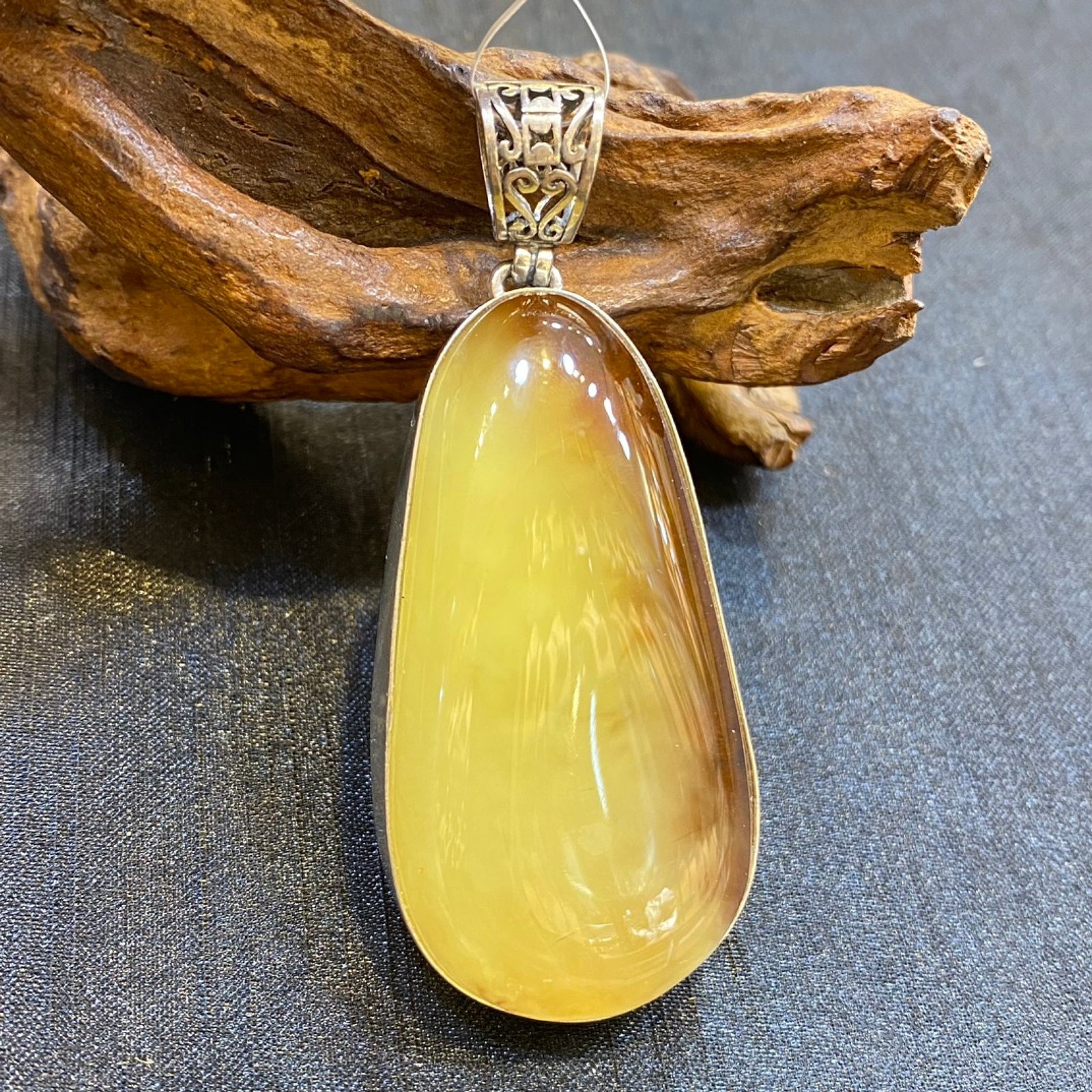 An Exquisite Beeswax Inlaid Silver Necklace: An Exquisite Beeswax Inlaid Silver Necklace,Size:1.1in,Weight:23.9g 蜜蜡镶银项链