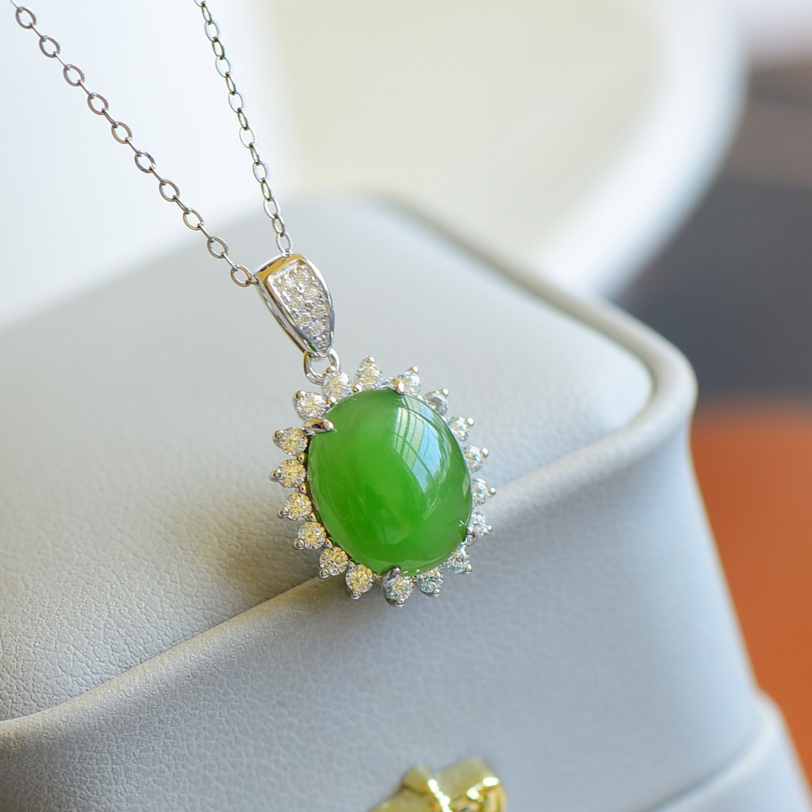 An Exquisite Sterling Silver Inlaid Jasper Necklace,Inlaid Diamond: An Exquisite Sterling Silver Inlaid Jasper Necklace,Inlaid Diamond,Size:0.4inx0.5in 纯银镶碧玉项链,嵌钻石