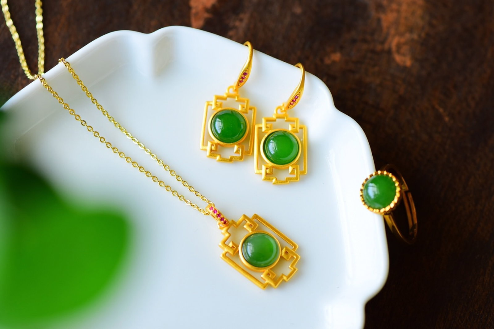 A Set of Fine Sterling Silver-Gold Plated Inlaid Jasper Jewelry: A Set of Fine Sterling Silver-Gold Plated Inlaid Jasper Jewelry,Size:(Necklace)0.5inx1in,(Ring)0.4inx0.4in,(Earring)0.5inx1.2in 一套纯银镀金镶碧玉