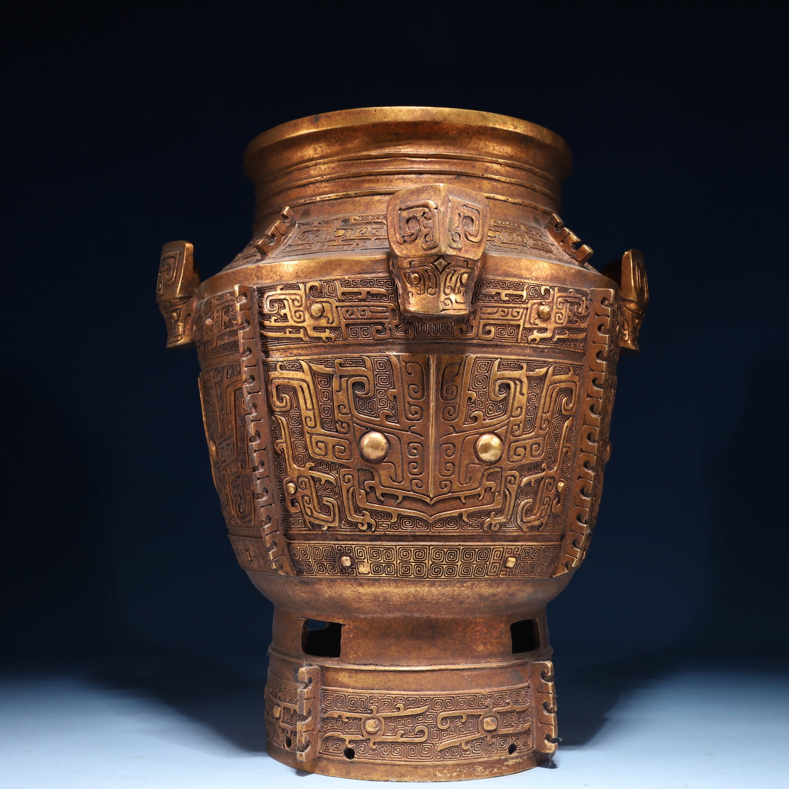 An Exquisite Gilt Bronze Beast-Face Pattern Beast-Ears Jar (1 of 11)