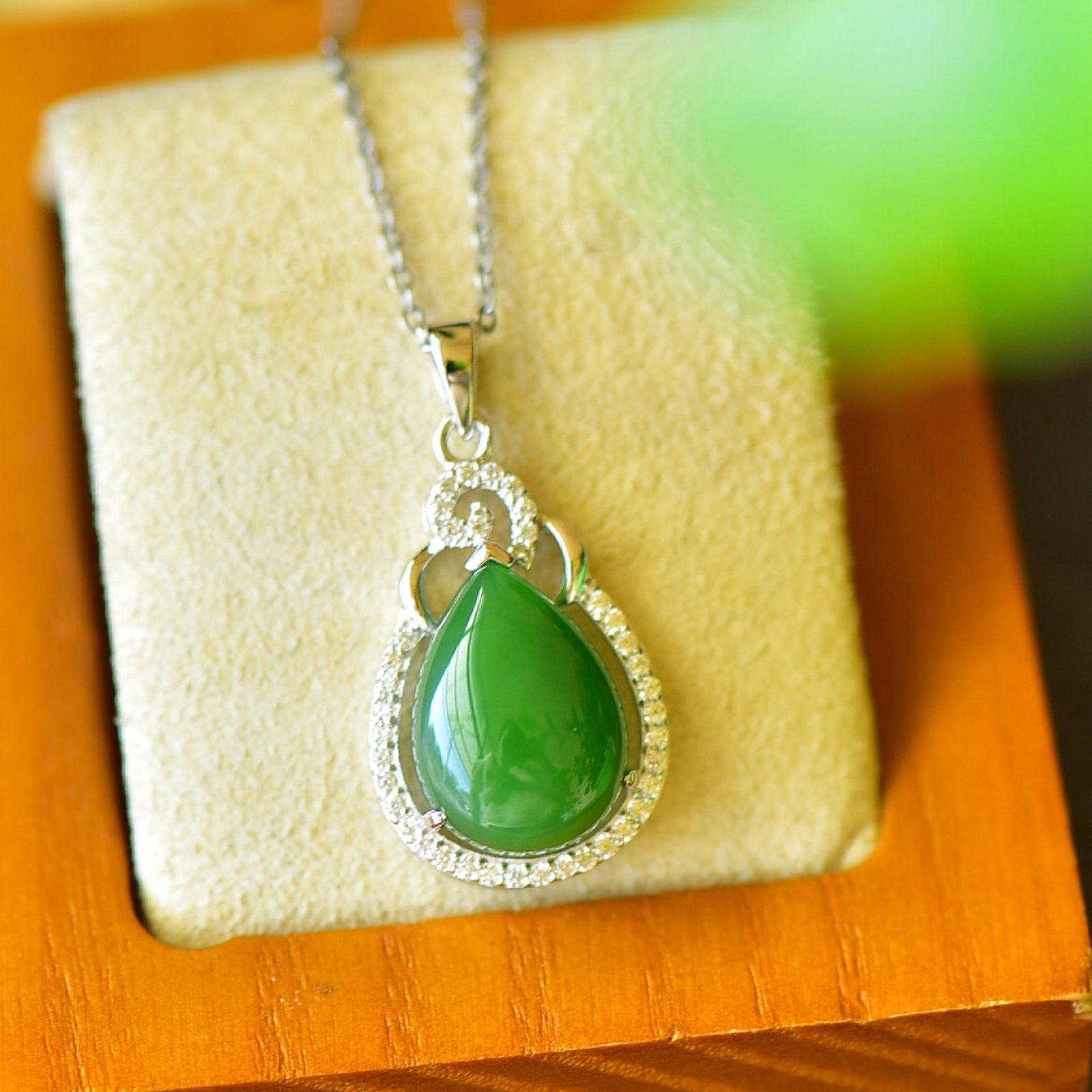 An Exquisite Sterling Silver Inlaid Jasper Necklace,Inlaid Diamond: An Exquisite Sterling Silver Inlaid Jasper Necklace,Inlaid Diamond,Size:0.6inx1.1in 纯银镶碧玉项链,嵌钻石