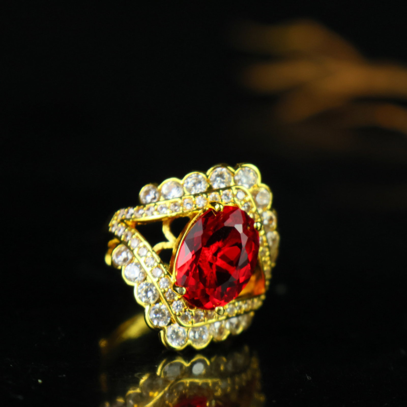 An Exquisite Ring: An Exquisite Ring,Size:0.6inx0.5in 一个精美的戒指