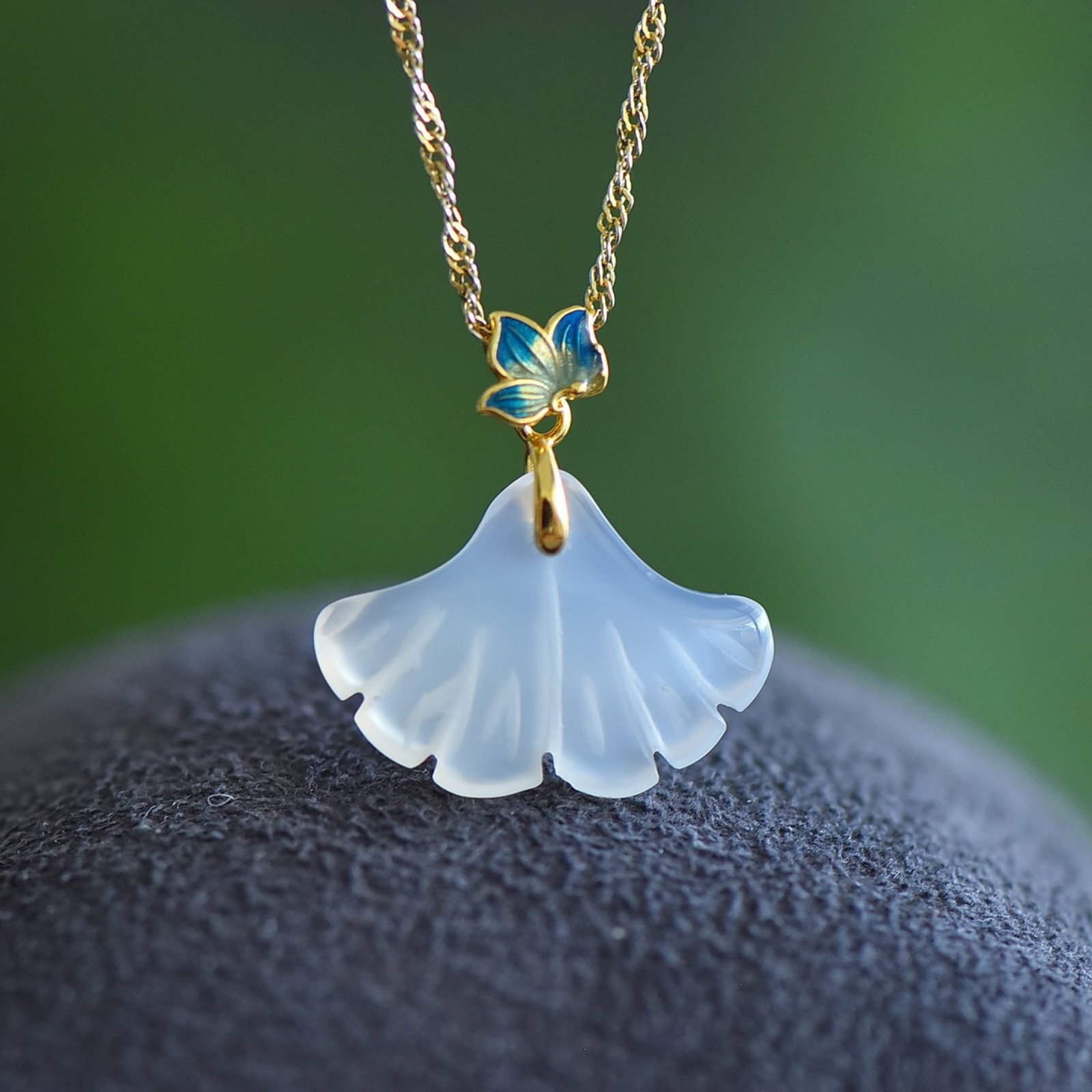 An Exquisite Sterling Silver-Gold Plated Inlaid Agate Pendant: An Exquisite Sterling Silver-Gold Plated Inlaid Agate Pendant,Size:0.8inx0.6in 纯银镀金镶玛瑙吊坠