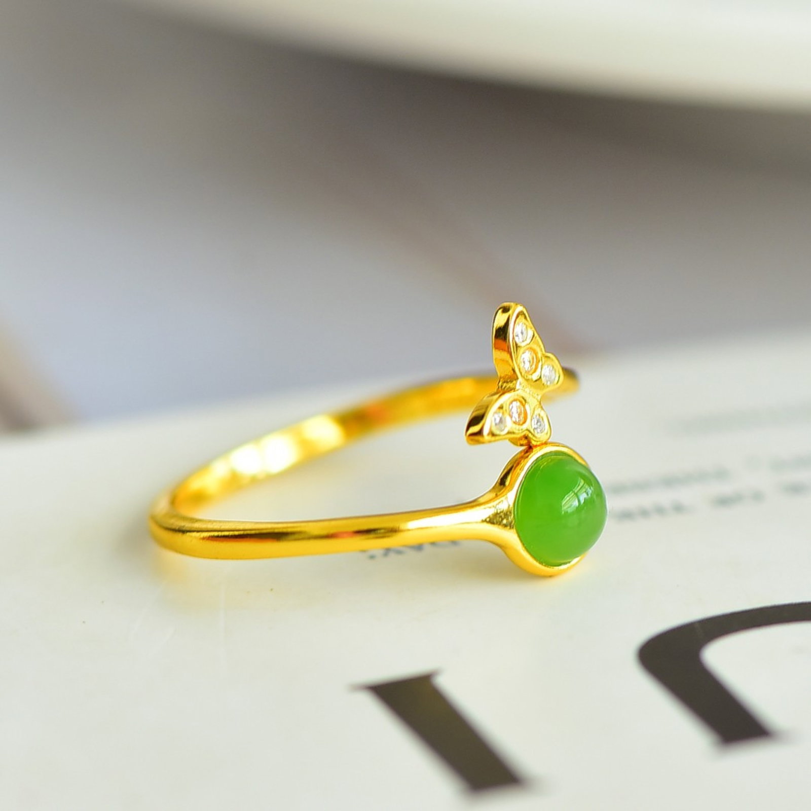 An Exquisite Sterling Silver-Gold Plated Inlaid Jasper Ring,Inlaid Diamond: An Exquisite Sterling Silver-Gold Plated Inlaid Jasper Ring,Inlaid Diamond,Size:0.2inx0.2in 纯银镀金镶碧玉戒指,嵌钻石