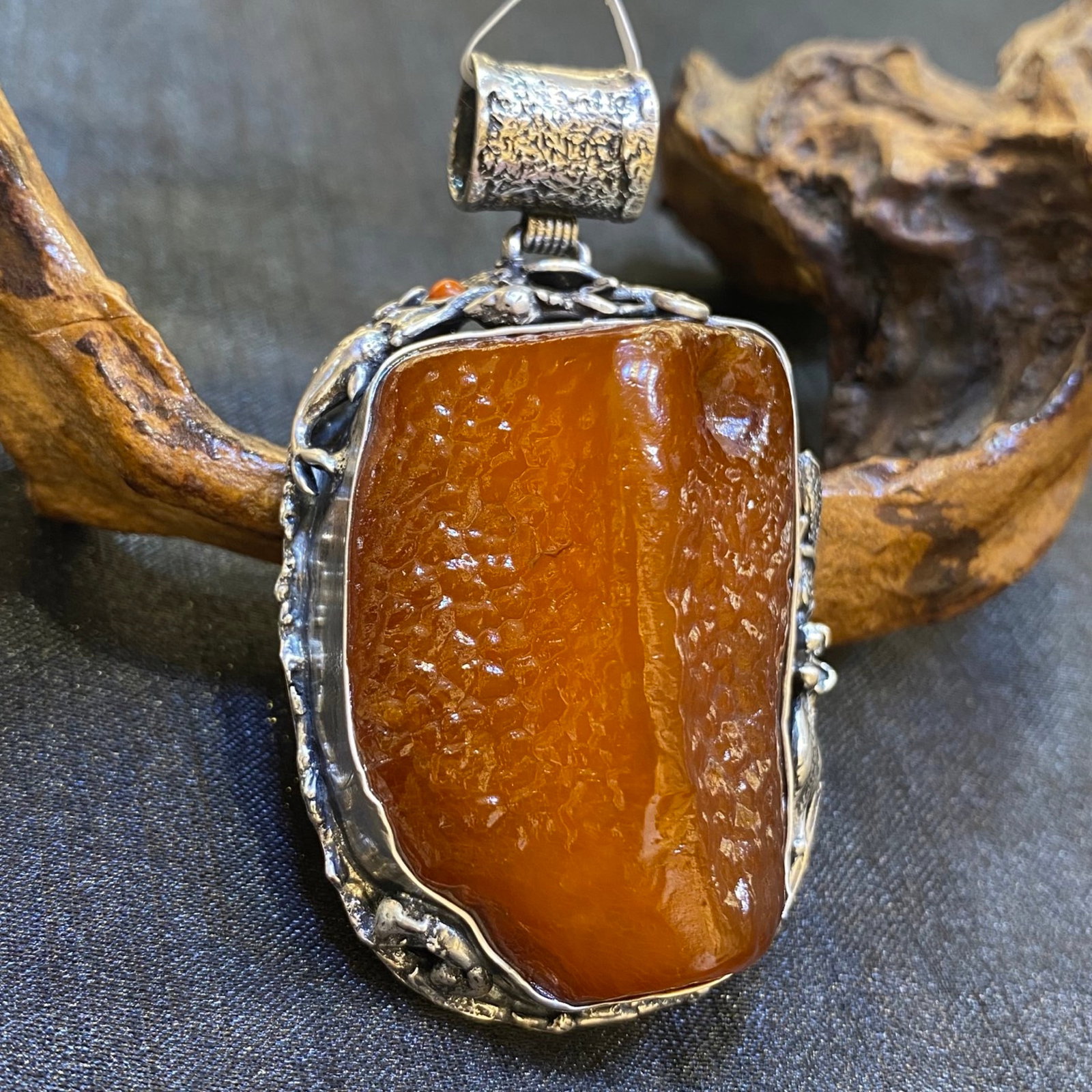 An Exquisite Beeswax Inlaid Silver Necklace: An Exquisite Beeswax Inlaid Silver Necklace,Size:1.7in,Weight:32.9g 蜜蜡镶银项链