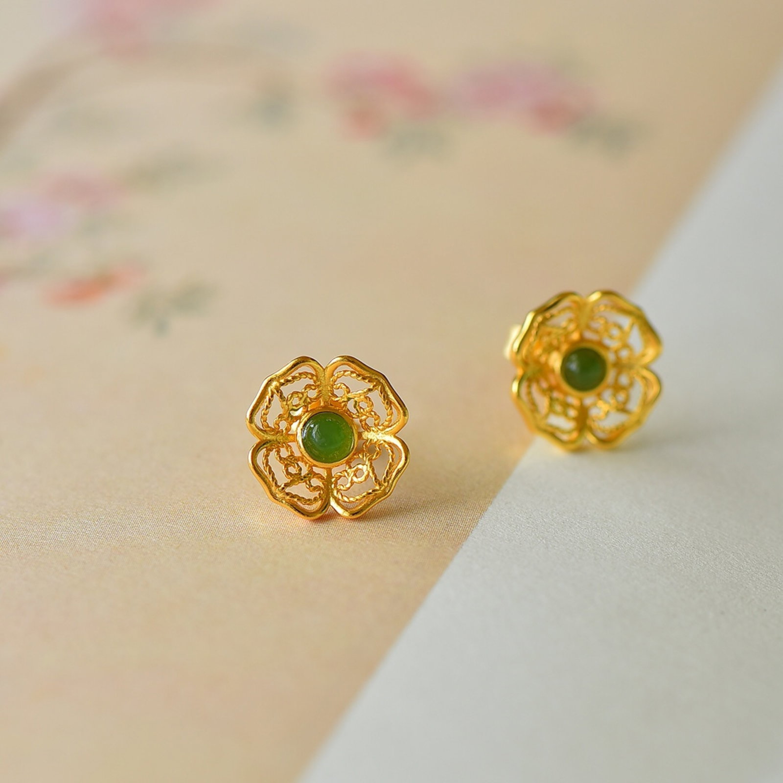 A Pair of Exquisite Sterling Silver-Gold Plated Inlaid Jasper Earrings: A Pair of Exquisite Sterling Silver-Gold Plated Inlaid Jasper Earrings,Size:0.1inx0.1in 一对纯银镀金镶碧玉耳钉