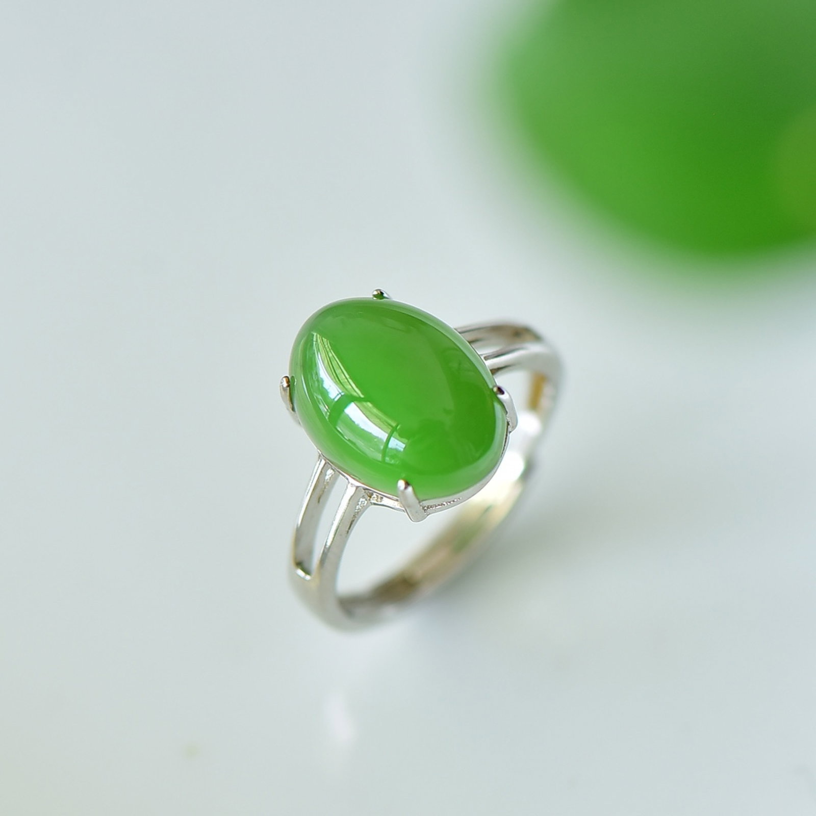 An Exquisite Sterling Silver Inlaid Jasper Ring: An Exquisite Sterling Silver Inlaid Jasper Ring,Size:0.4inx0.6in 纯银镶碧玉戒指
