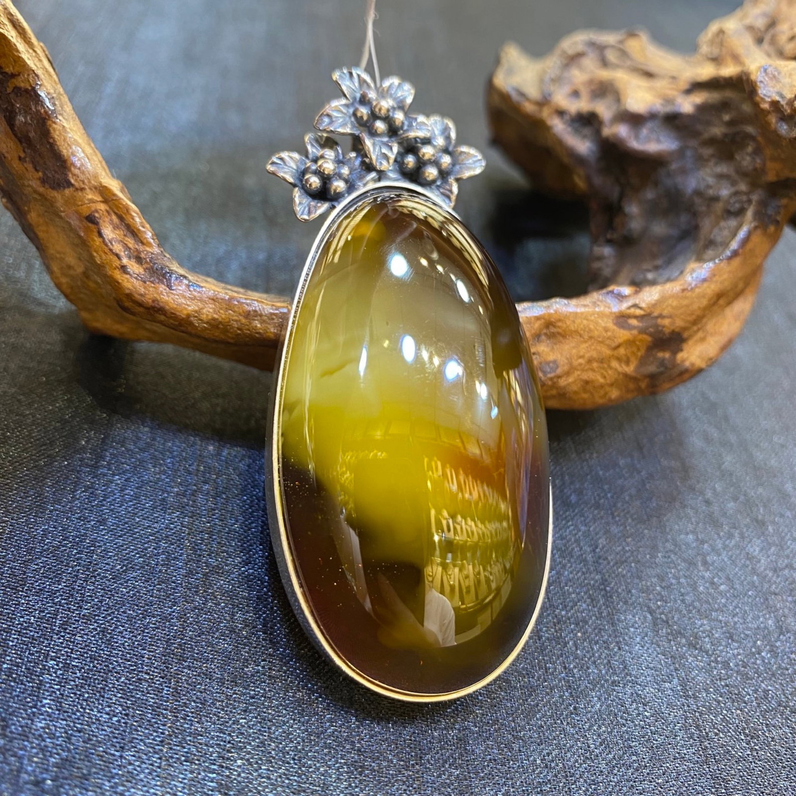 An Exquisite Beeswax Inlaid Silver Necklace: An Exquisite Beeswax Inlaid Silver Necklace,Size:1.2in,Weight:26.7g 蜜蜡镶银项链