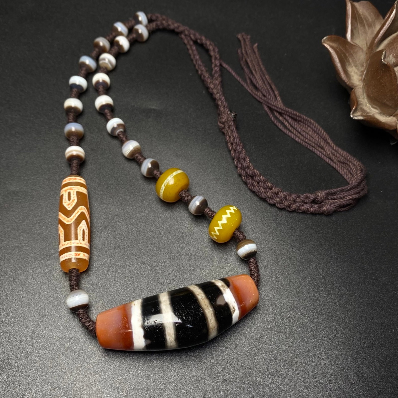 A Precious Dzi Bead Necklace: A Precious Dzi Bead Necklace,Size:2.4inx0.9inx0.7in 天珠项链