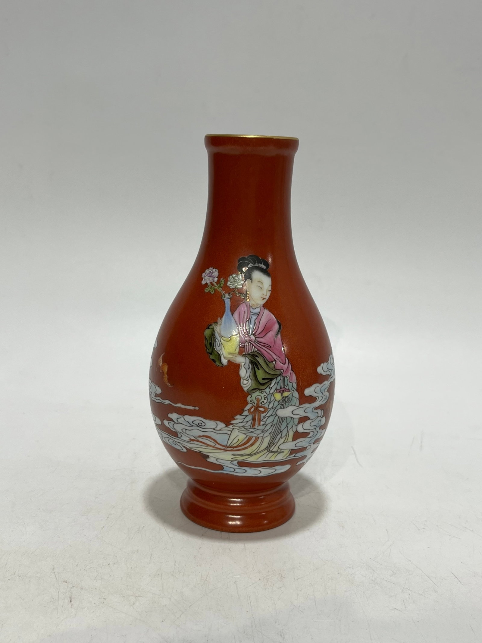 An Exquisite Coral Red Ground Famille-Rose Painted Gold Auspicious Cloud and Woman Pattern Vase: An Exquisite Coral Red Ground Famille-Rose Painted Gold Auspicious Cloud and Woman Pattern Vase,Qing Dynasty,China,Qianlong Six-character Mark,Size:6.3in 珊瑚红地粉ঊ