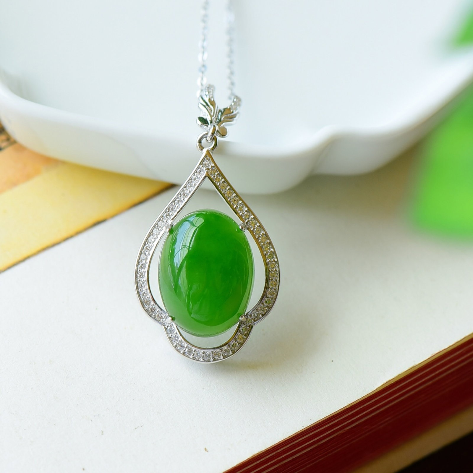 An Exquisite Sterling Silver Inlaid Jasper Necklace,Inlaid Diamond: An Exquisite Sterling Silver Inlaid Jasper Necklace,Inlaid Diamond,Size:0.7inx1.5in 纯银镶碧玉项链,嵌钻石