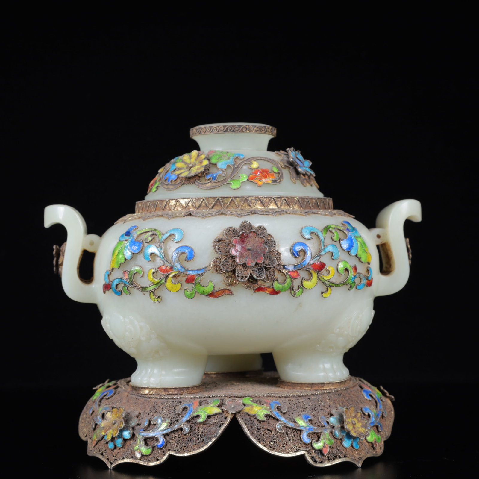 An Exquisite Silver-gilt Inlaid White Jade Flower Pattern Censer: An Exquisite Silver-gilt Inlaid White Jade Flower Pattern Censer,Qing Dynasty, China,Qianlong Four-character Mark,Size:6.9inx5.3inx5.5in,Weight:750g 银鎏金嵌白玉