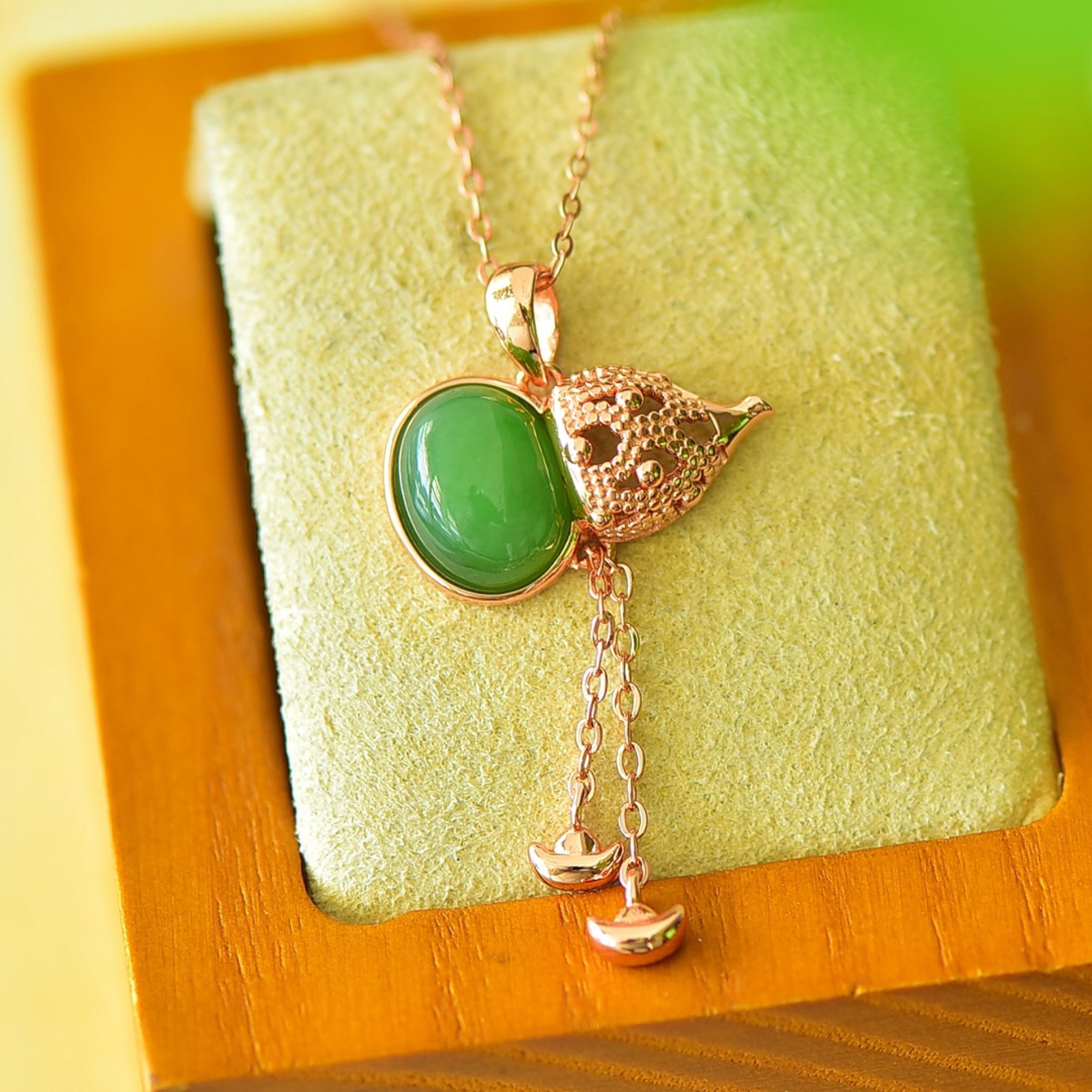 An Exquisite Sterling Silver Inlaid Jasper Necklace: An Exquisite Sterling Silver Inlaid Jasper Necklace,Size:0.7inx1.4in 纯银镶碧玉项链