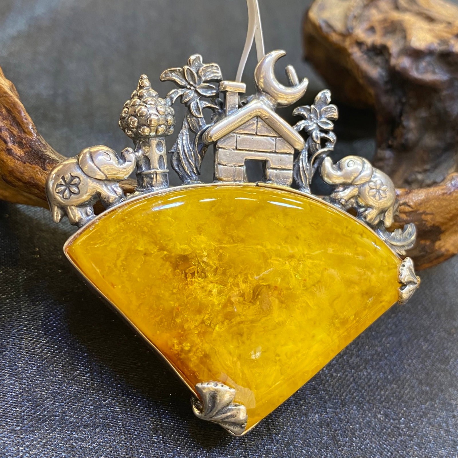 An Exquisite Beeswax Inlaid Silver Necklace: An Exquisite Beeswax Inlaid Silver Necklace,Size:2in,Weight:19.4g 蜜蜡镶银项链