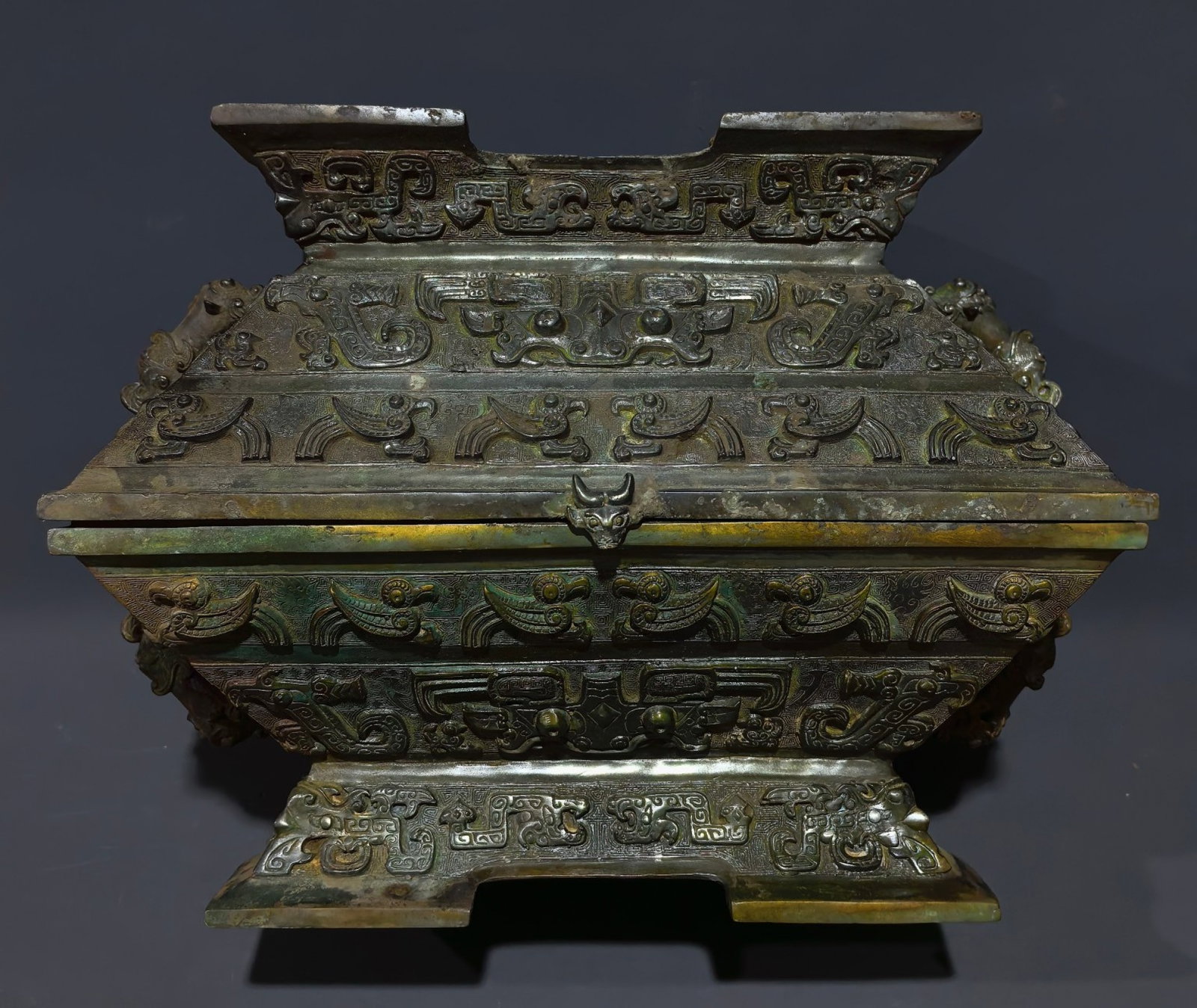 An Archaic Bronze Beast-Face,Phoenix and Bird Pattern Double-Ears Food Vessel,With Inscription: An Archaic Bronze Beast-Face,Phoenix and Bird Pattern Double-Ears Food Vessel,With Inscription,Shang and Zhou Dynasty, China,Size:9.3inx12.2inx8.1in,Weight:6kg 中国商周时