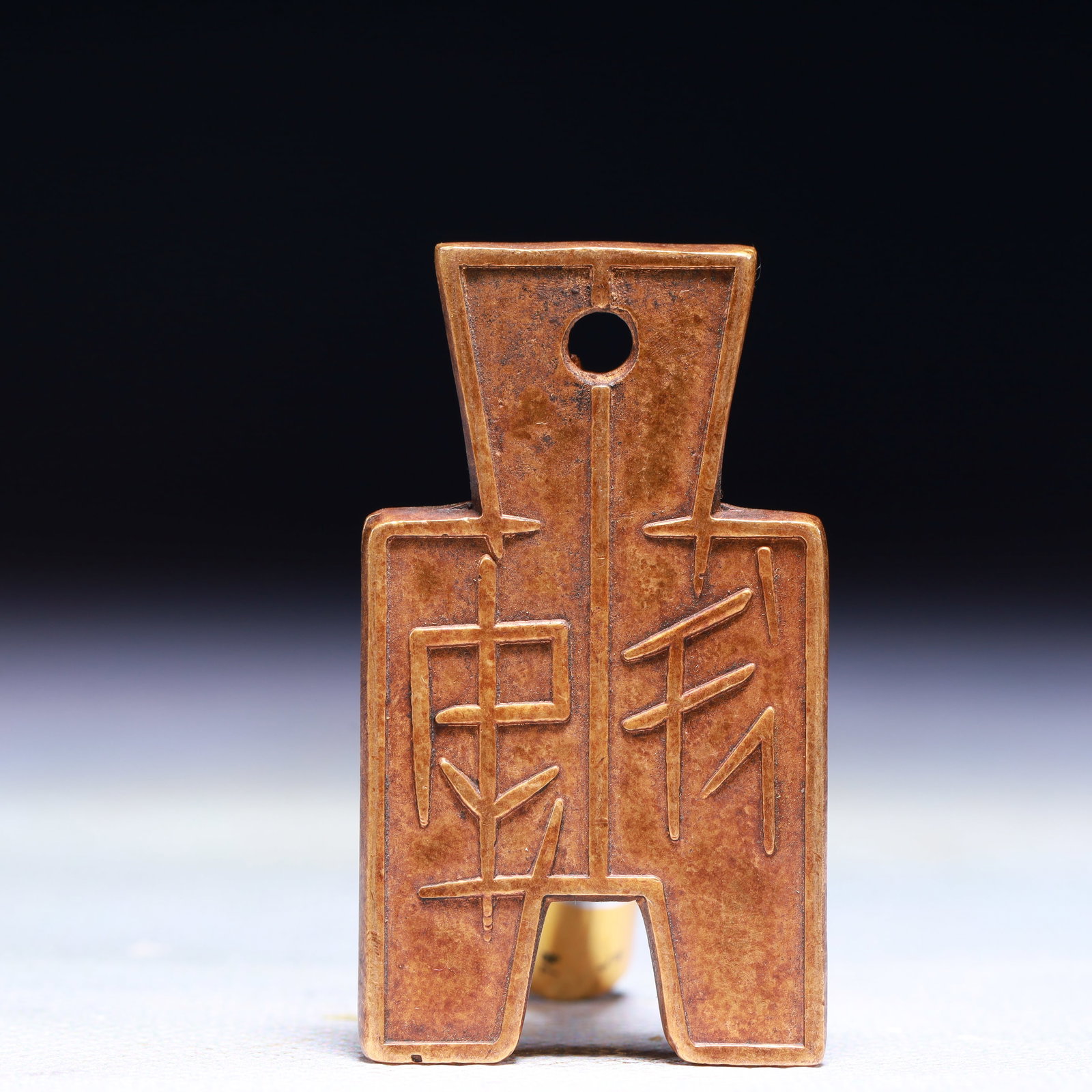 An Exquisite Gilt Bronze Cash Coin: An Exquisite Gilt Bronze Cash Coin,the Warring States period in China,Size:1.2inx2.2in,Weight:29.2g 铜鎏金钱币,中国战国时期