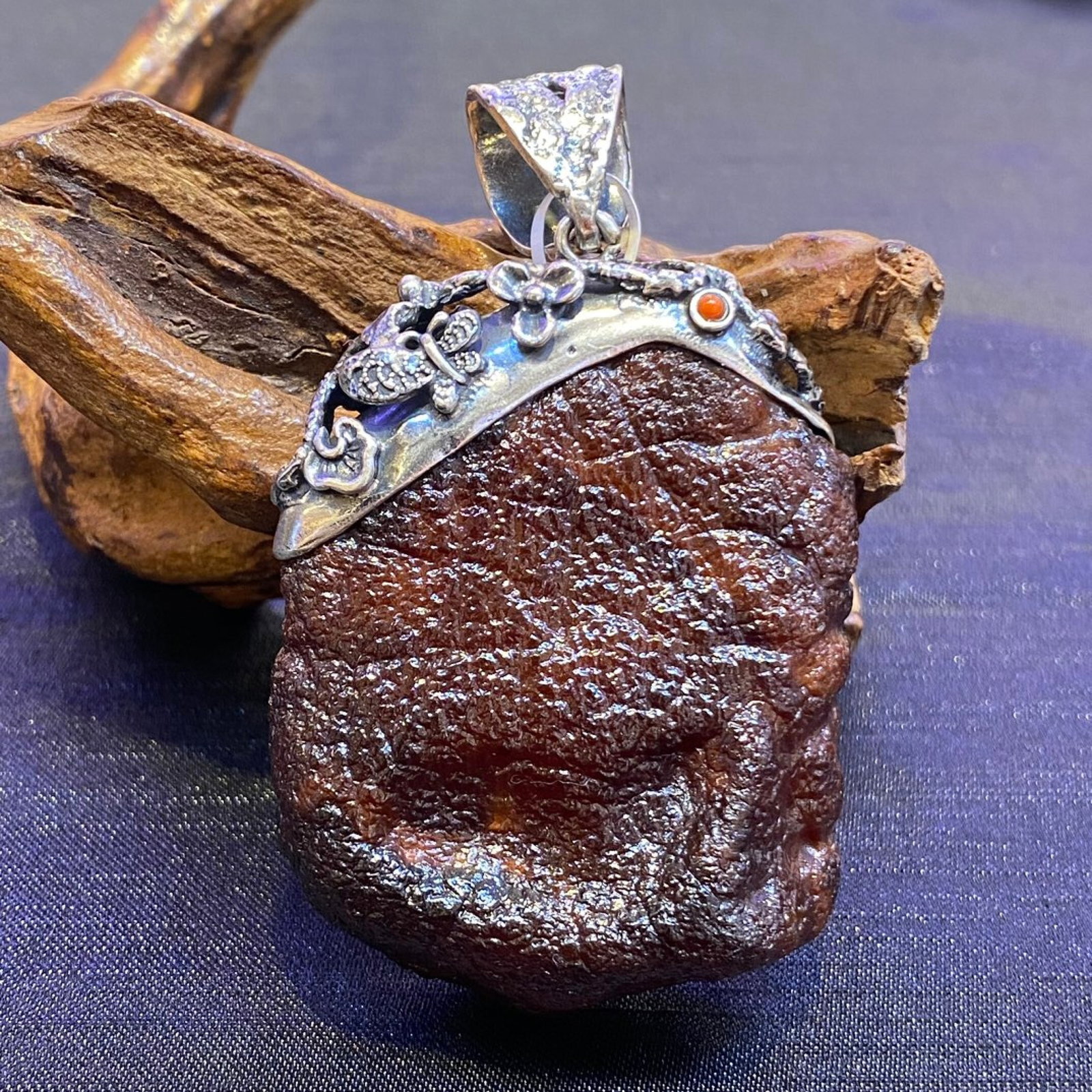 An Exquisite Beeswax Inlaid Silver Necklace: An Exquisite Beeswax Inlaid Silver Necklace,Size:1.8in,Weight:44.3g 蜜蜡镶银项链
