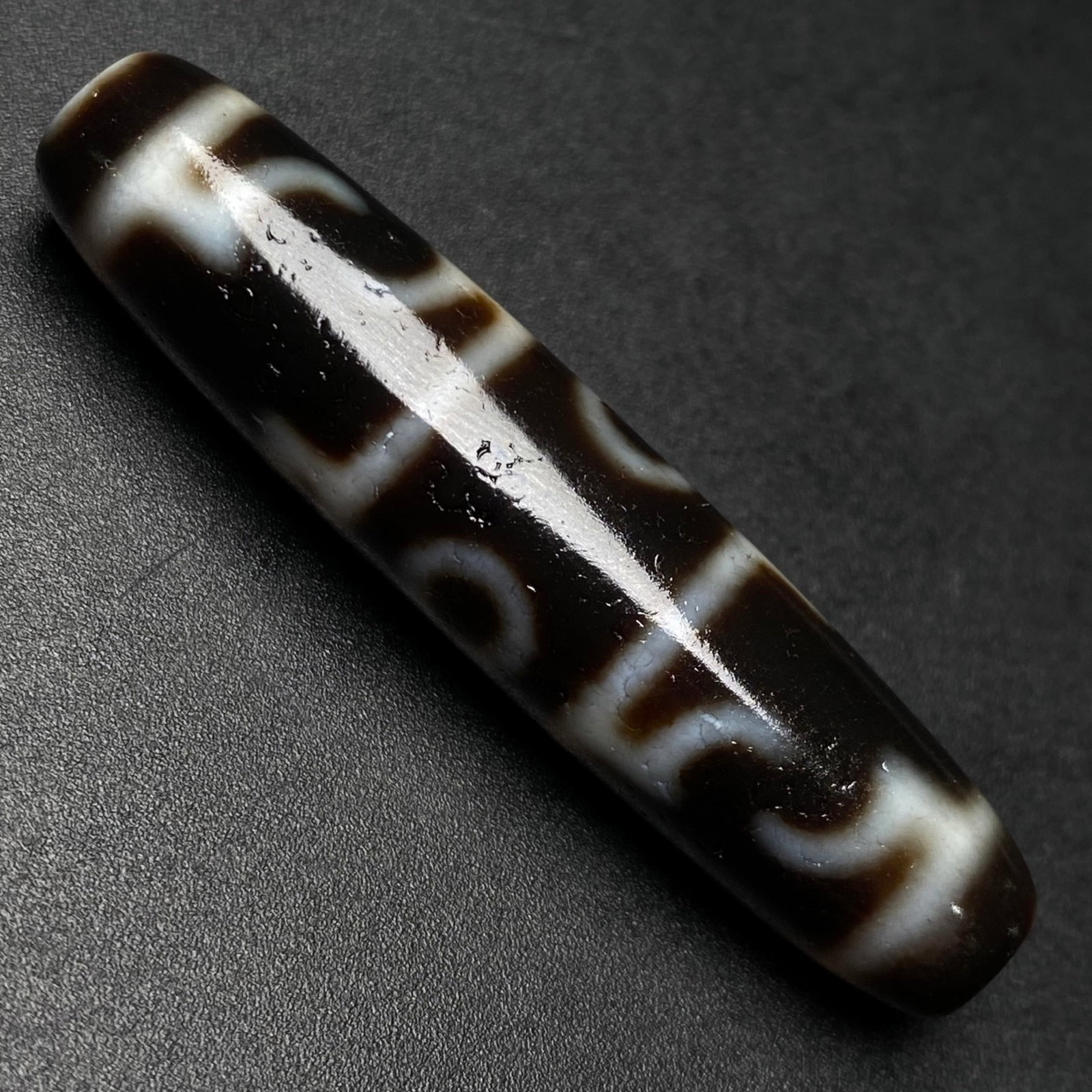 An Exquisite Dzi Bead Pendant: An Exquisite Dzi Bead Pendant,Size:2.1inx0.5in,Weight:12.5g 天珠挂件