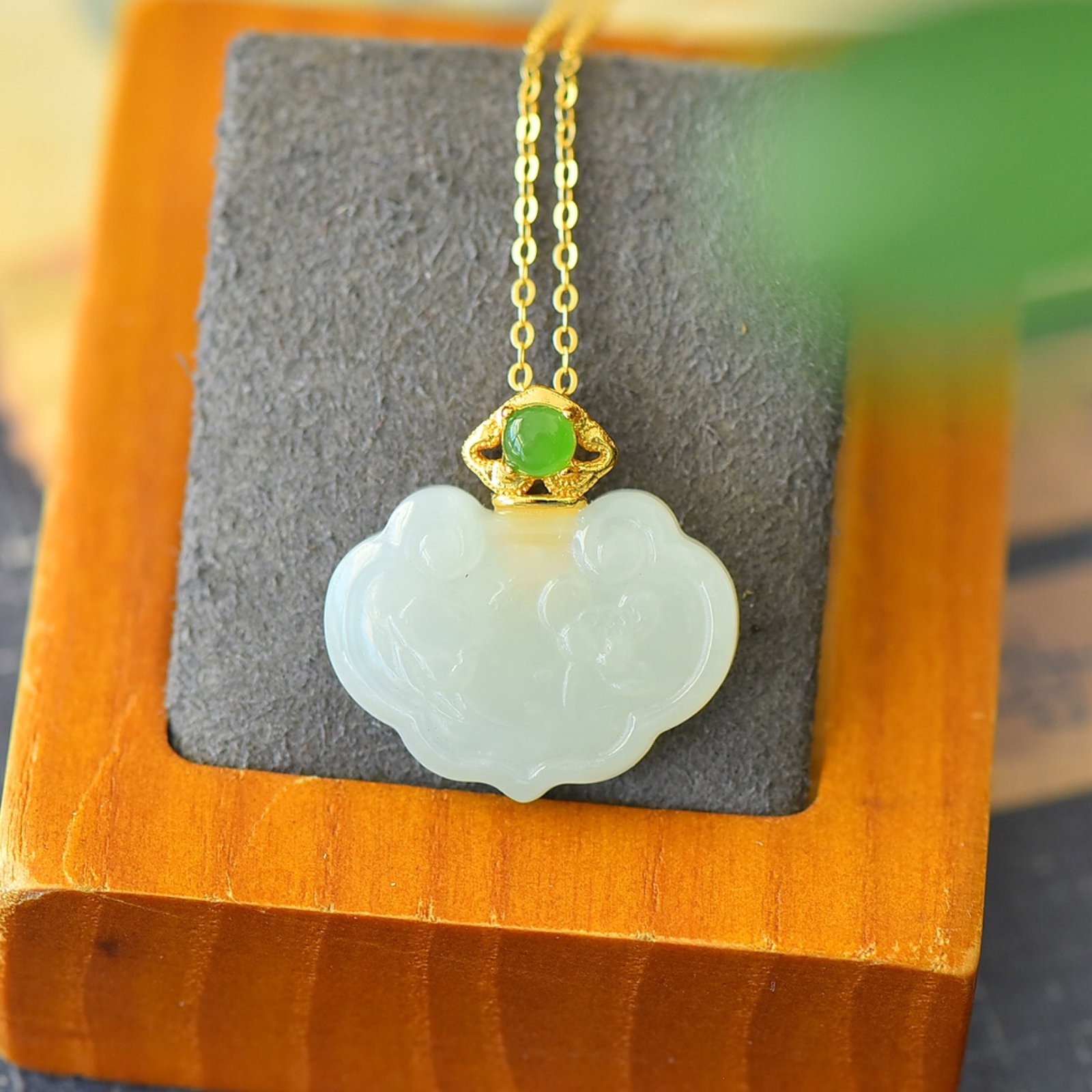 An Exquisite Sterling Silver-Gold Plated Inlaid White Jade Necklace,Inlaid Jasper: An Exquisite Sterling Silver-Gold Plated Inlaid White Jade Necklace,Inlaid Jasper,Size:0.9inx0.9in 纯银镀金镶白玉项链,嵌碧玉